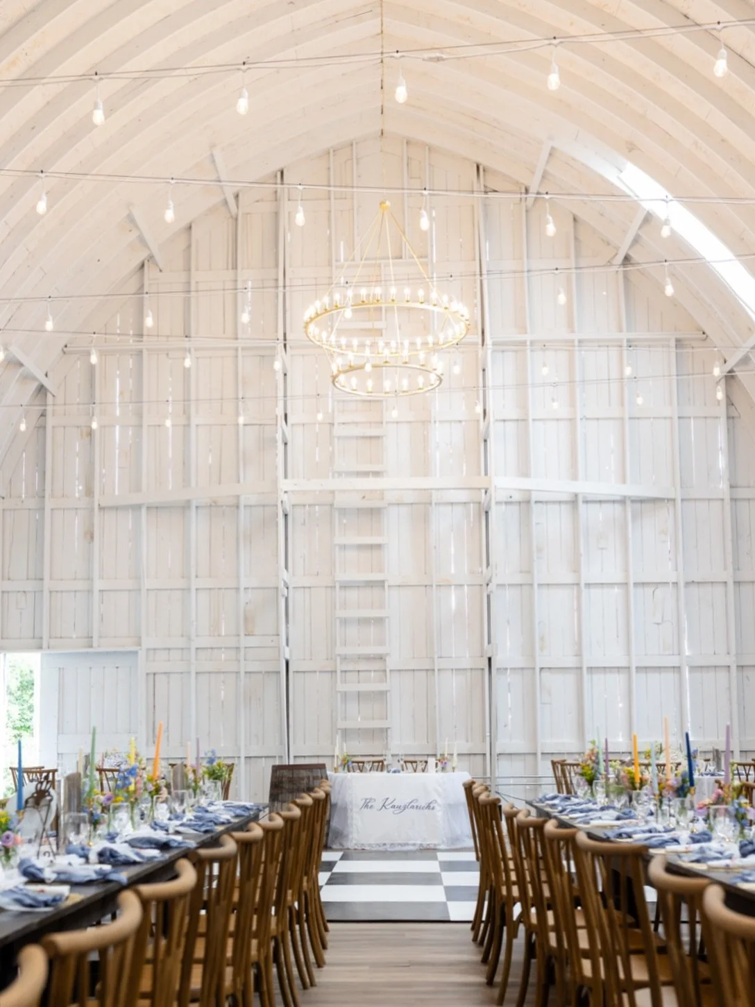 In all its glory. ✨
The Main Event Barn.
.
.
Did you know?
.
- Seats 175 guests
- Has 2 double-tier gold chandeliers
- Has skylights for the best natural lighting &amp; shadow cast (your photographer will thank us)
- Has 35+ ft curved ceilings
- Is a