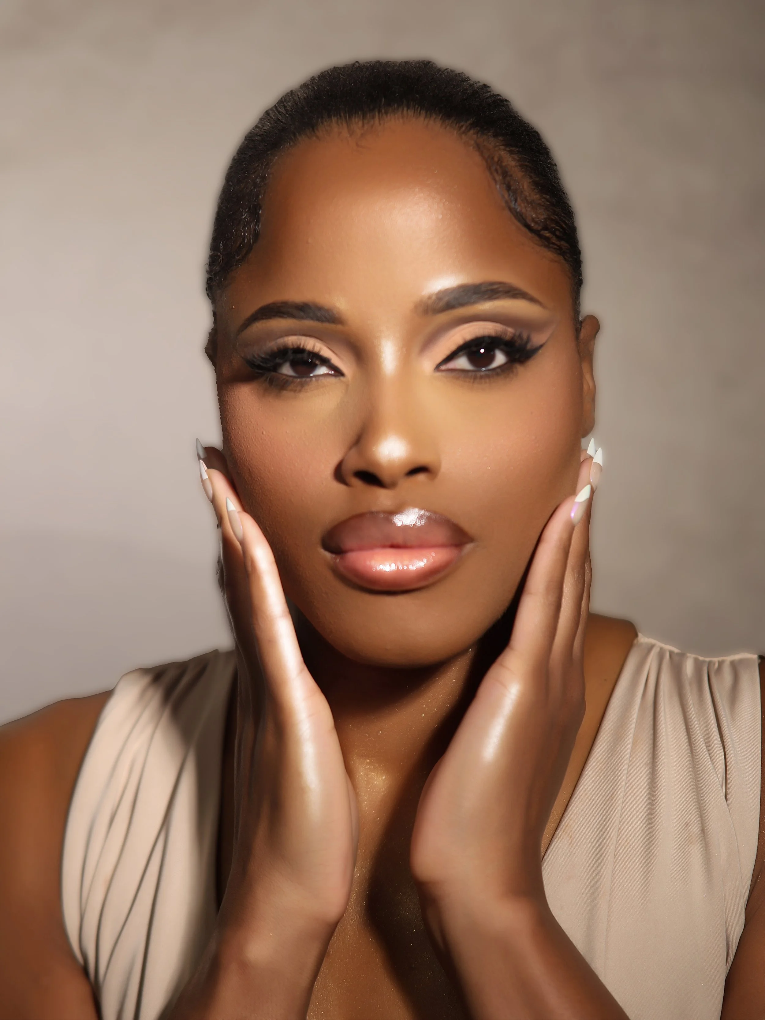 This glam can be learned step by step with the Online Makeup Academy Soft Glam Artistry Course (Includes 5 looks). 