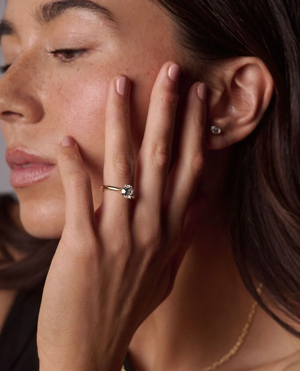 Round, brilliant, classic&mdash;because some things are iconic for a reason.⁠
⁠
This is the solitaire that set the standard: one diamond, all focus, never out of style. Cut for max sparkle (yes, science is involved), and designed to last longer than 