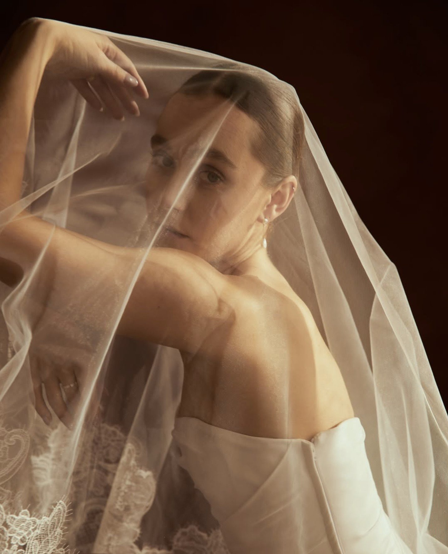 Our one-of-a-kind Keishi Pearl drop earrings as shot by @laurenschulzvisuals for @siso.studio.bride and her most dreamy handmade veils.