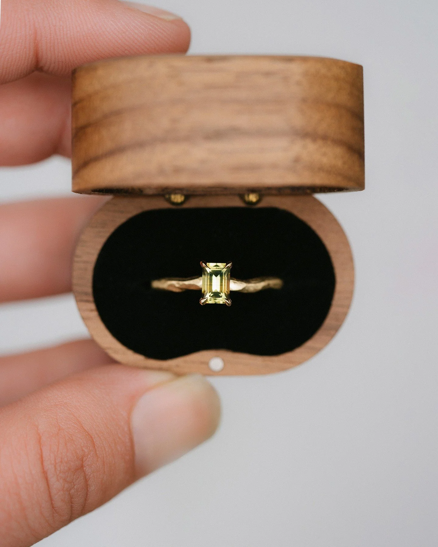 A baguette-cut yellow/green parti sapphire solitaire, with a hand-shaped organic gold band. Custom, a little wild, and exactly how they wanted it.⁠
⁠
⁠
⁠
#sapphirering #partisapphire #baguettesapphire #customengagementring #australiansapphires #finej