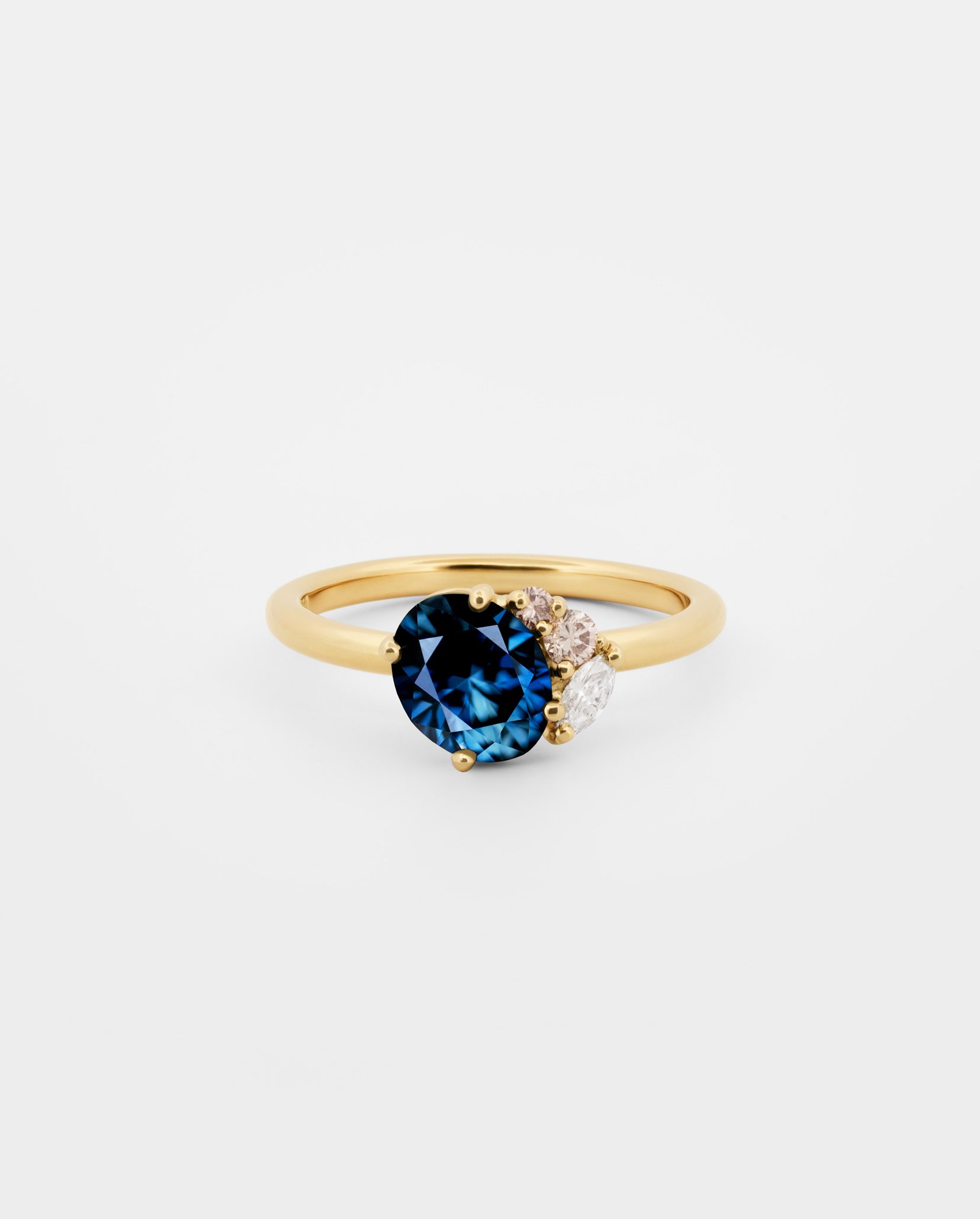 Blue_sapphire_Champagne_cluster_front.jpg