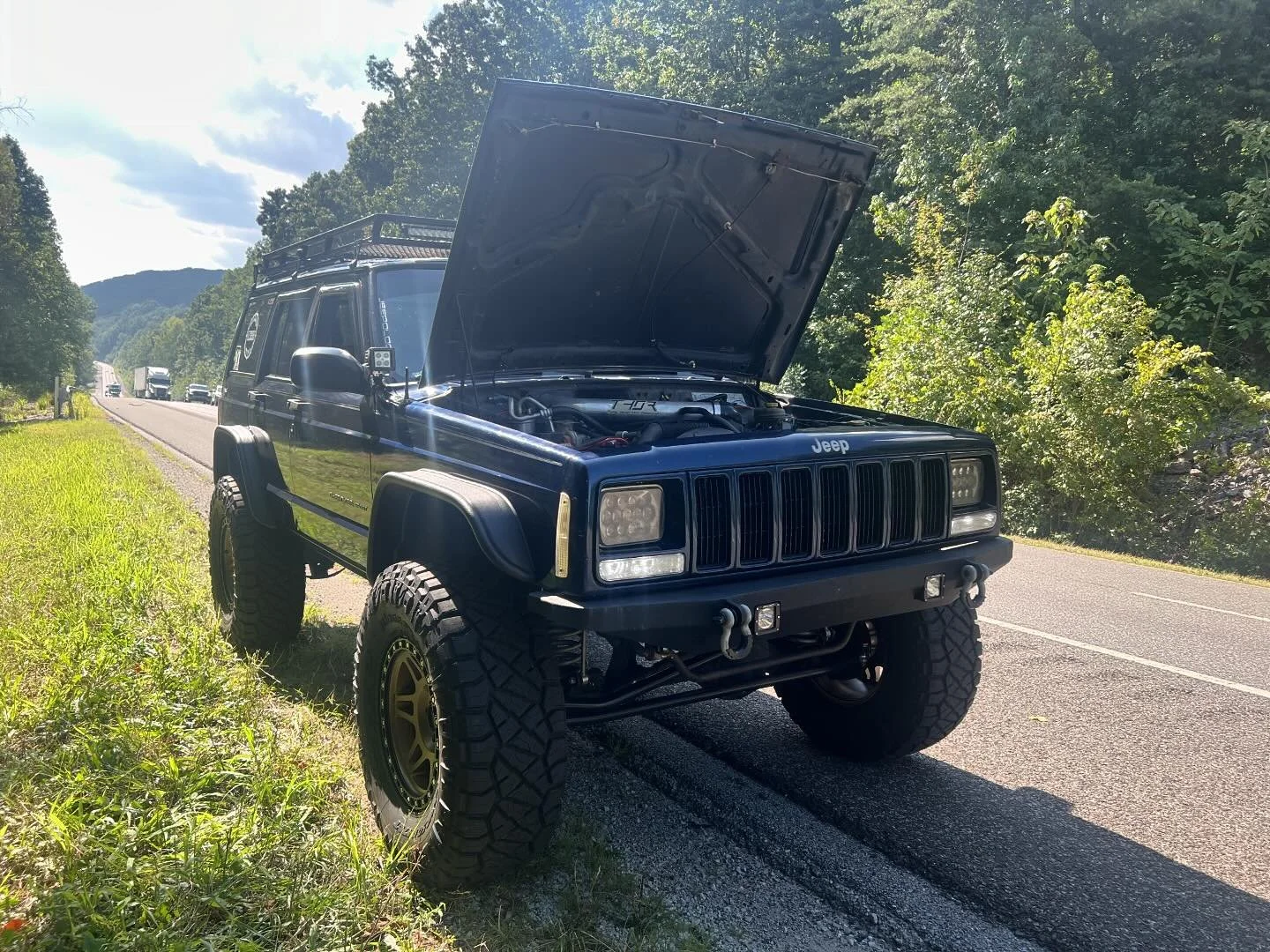 🙃Unfortunately something in the valve train let loose on our way to @greatsmokymtnjeepinvasion so the XJ will not be making an appearance but we will be there supporting all the fellow XJ Freakz!
&mdash;&mdash;&mdash;&mdash;&mdash;&mdash;
Super bumm