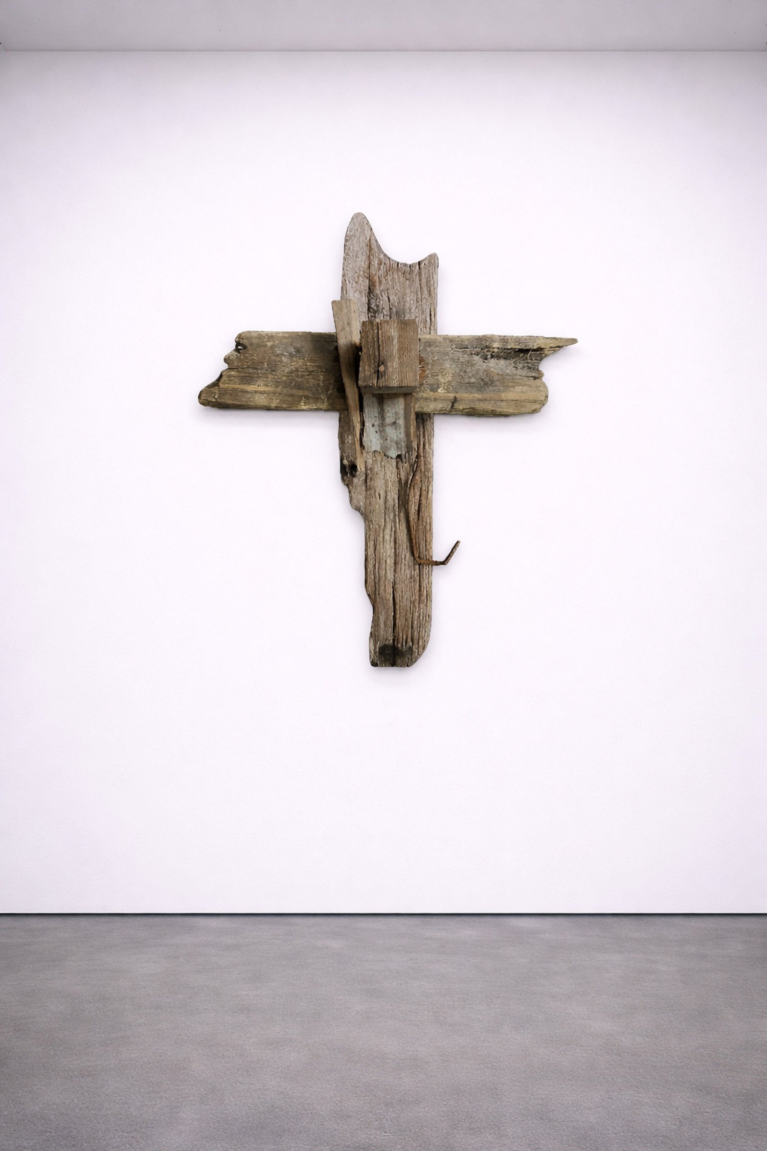 A la deriva,
100 × 65 cm, 2025,
Driftwood, found rusty metal, found nails,
AI-generated image