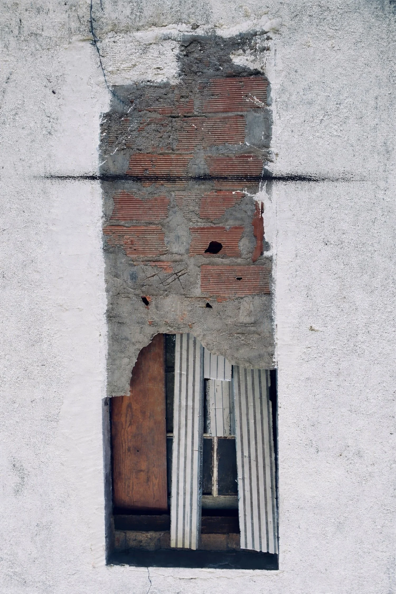 Minimals 03, 2026
Charcoal stroke on abandoned wall intervention
Photographic documentation
Dimensions variable
Barcelona
