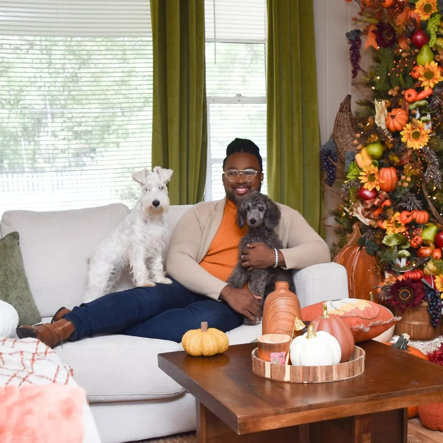 I'm Thankful for the continuous support from my Pearls, my followers! Happy Thanksgiving!!! #designsbypearls #CreativeJourney #thankyou #StayInspired #handmadewithlove #smallbusiness #HappyThanksgiving 

 📷 @miss_jay_wils7
🏠🎄 Designs By Pearls 
🐩