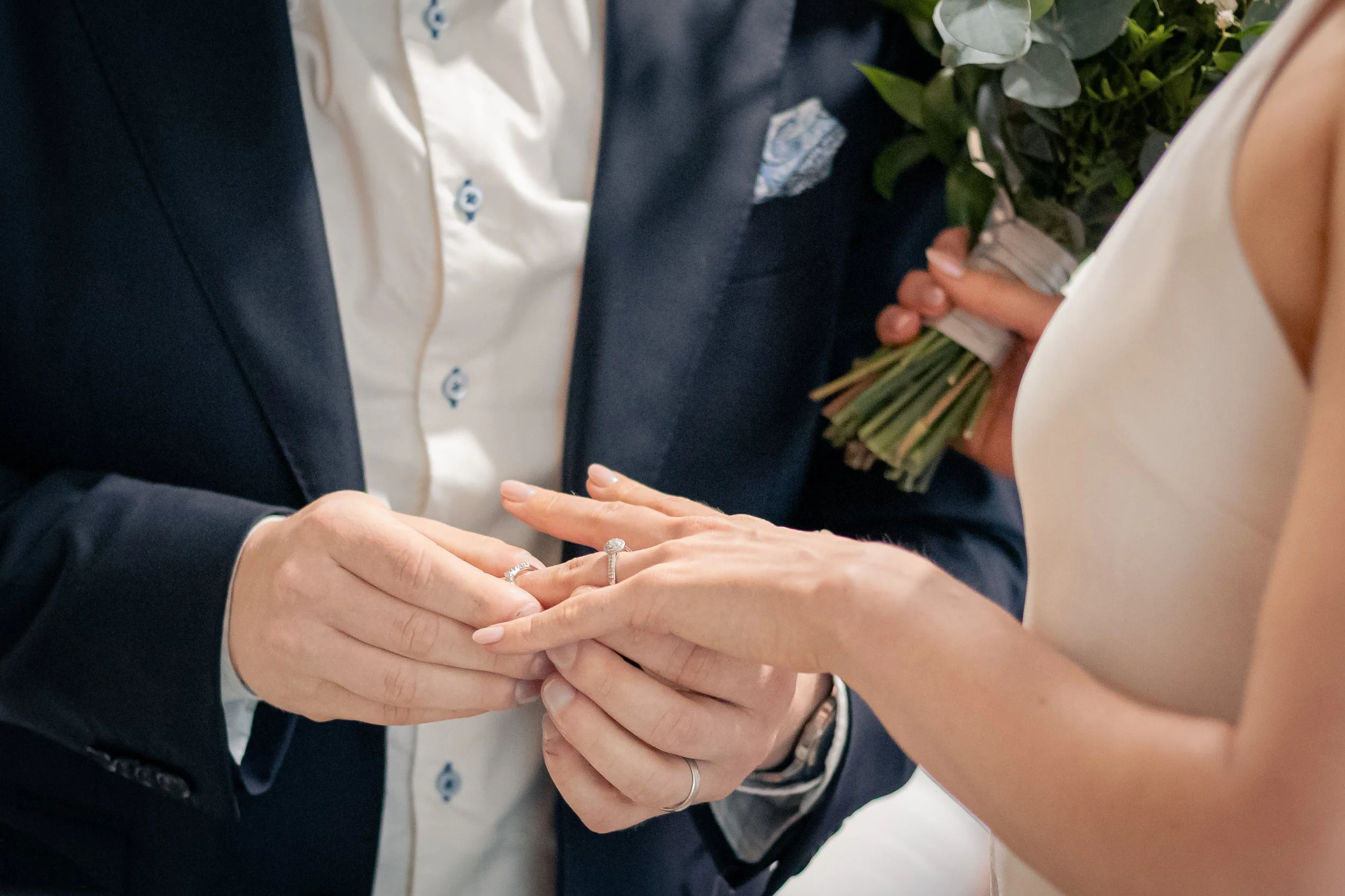 Pariskunta vaihtaa kihlasormuksensa avioliiton tai kihlatilaisuuden yhteydessä. Vaimoella on kädessään kukkaseppele ja hänellä on sormus oikeassa kädessä.