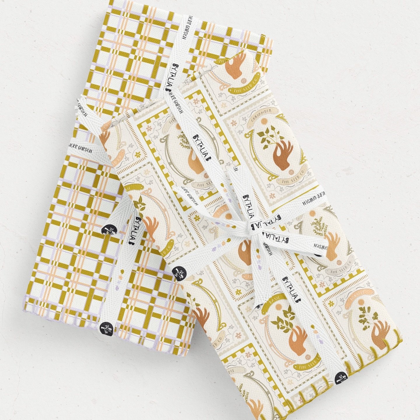 As I sit in my office&hellip; with my uggs, hot water bottle, a blanket and endless cups of tea to keep me warm&hellip; I am definitely dreaming of warmer days spent in the garden&hellip; 

This pattern was inspired by my lack of ability to keep a he