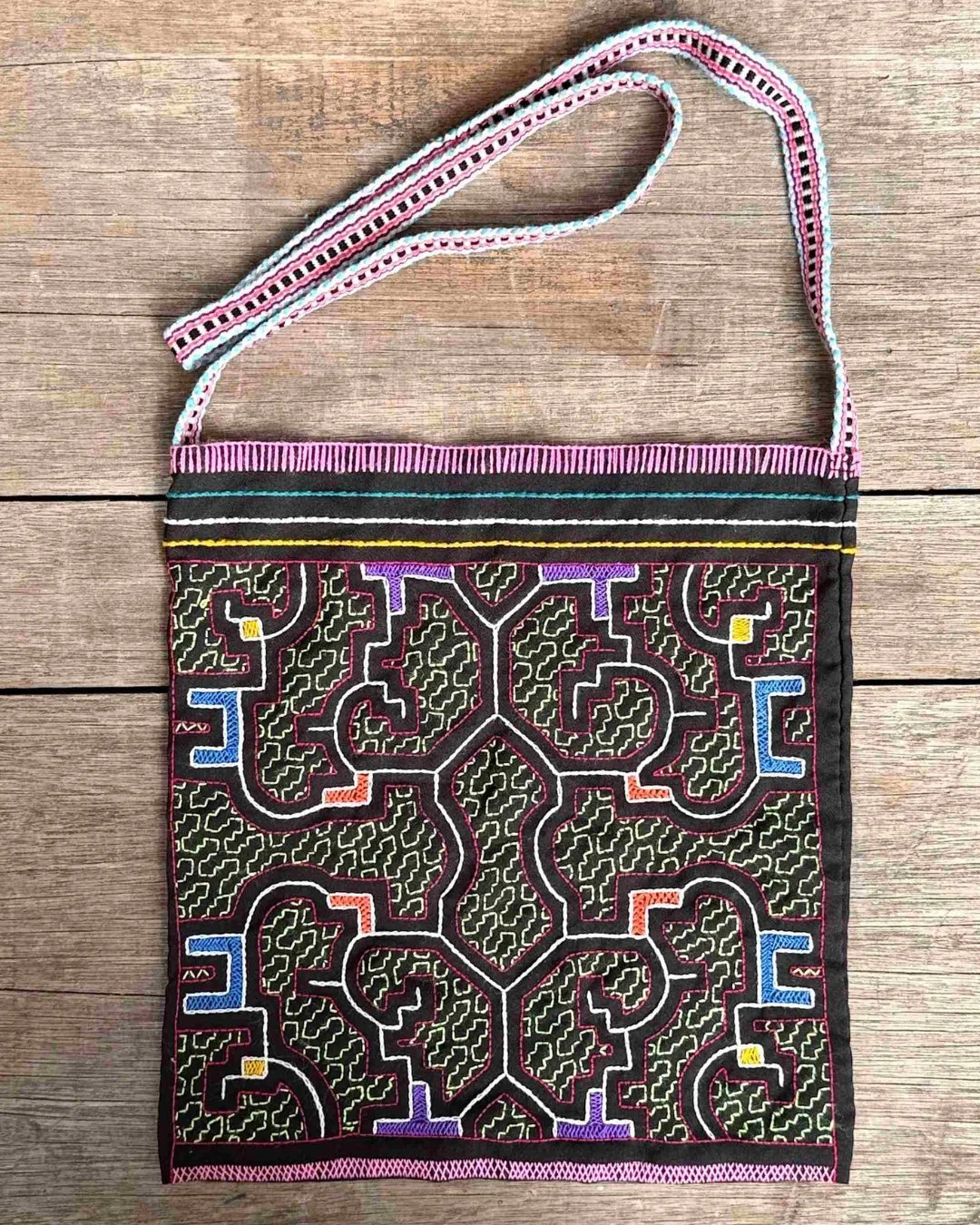 This isn't just a bag. 👁️

Every stitch you see was placed by hand by Shipibo artisans deep in the Peruvian Amazon carrying a tradition that is thousands of years old.

The geometric patterns are called Ken&eacute;. A sacred visual language that was