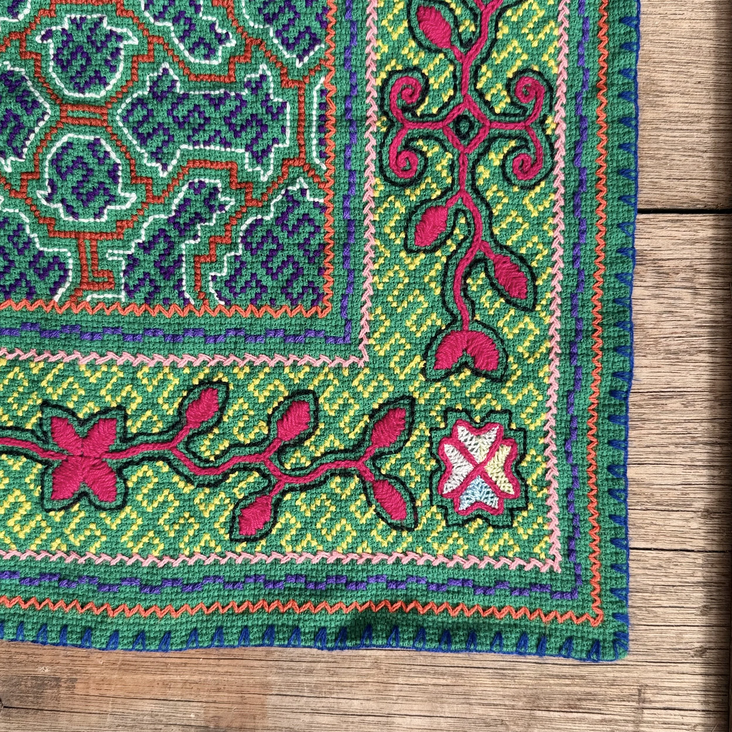 3-handmade-peruvian-shipibo-altar-cloth-green-floral-vine-embroidery-detail.jpeg