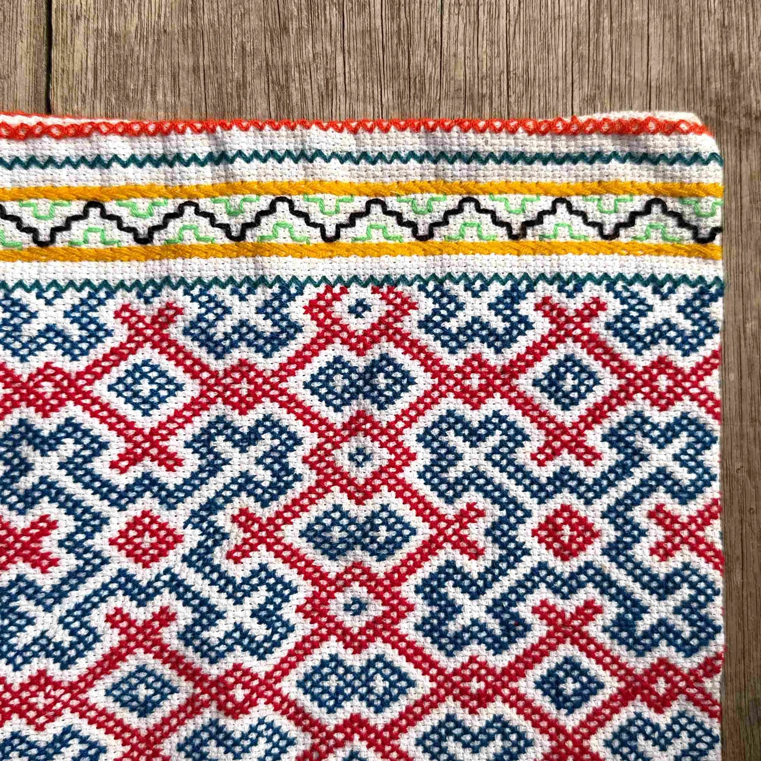 handmade-peruvian-embroidered-bag-multicolour-pattern-detail.jpg