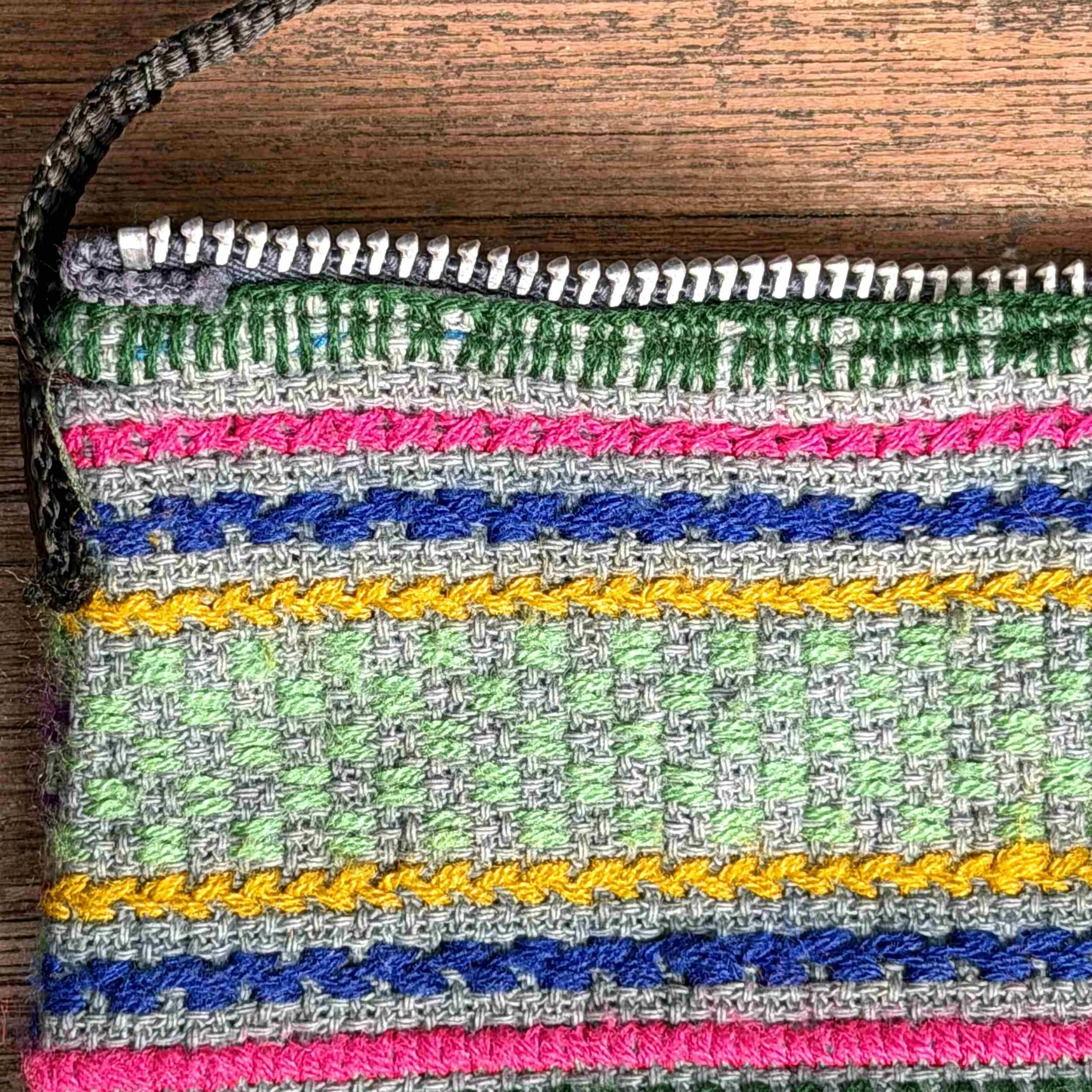 handmade-peruvian-embroidered-bag-grey-zip-detail.jpg