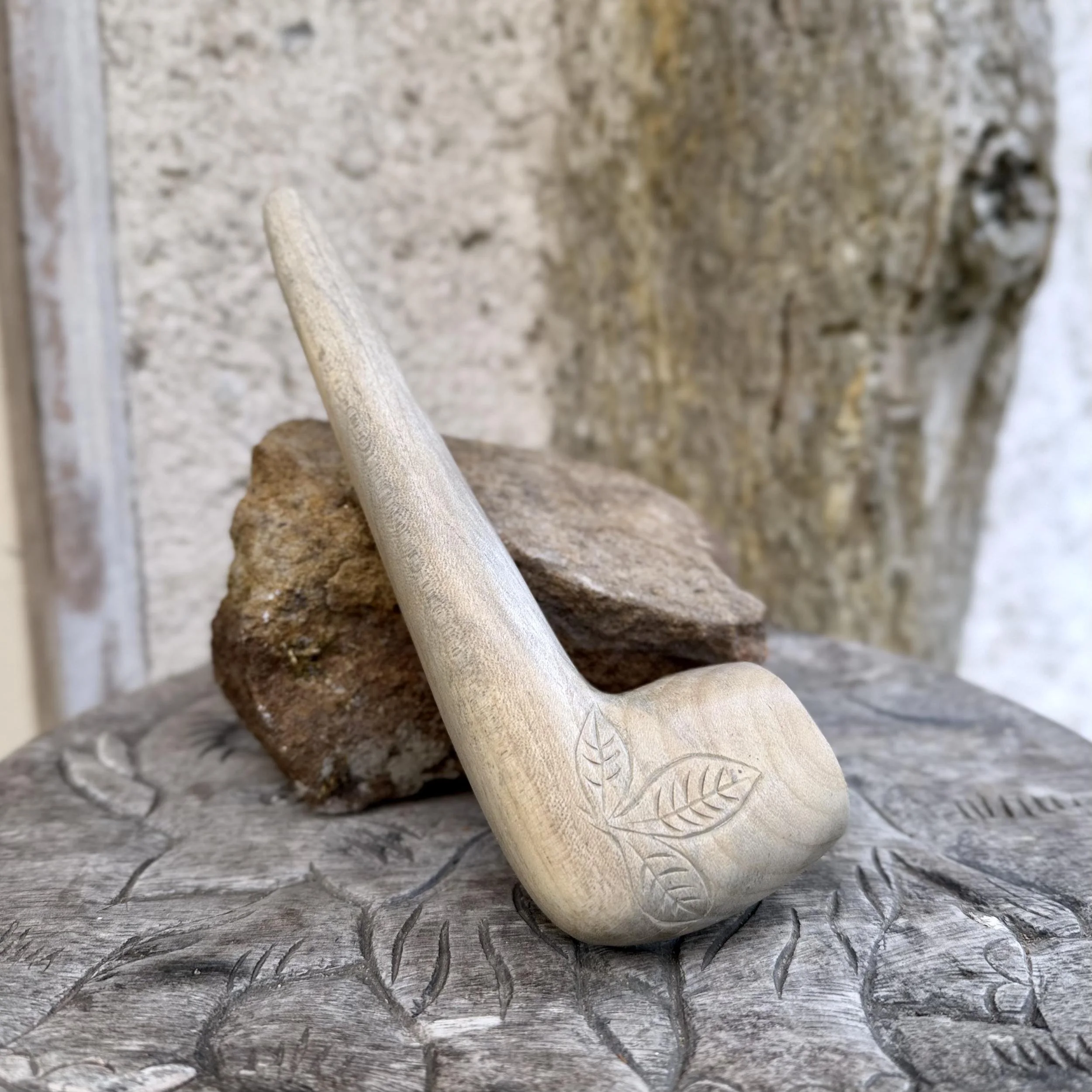 Wooden Pipe – Leaf Pale
