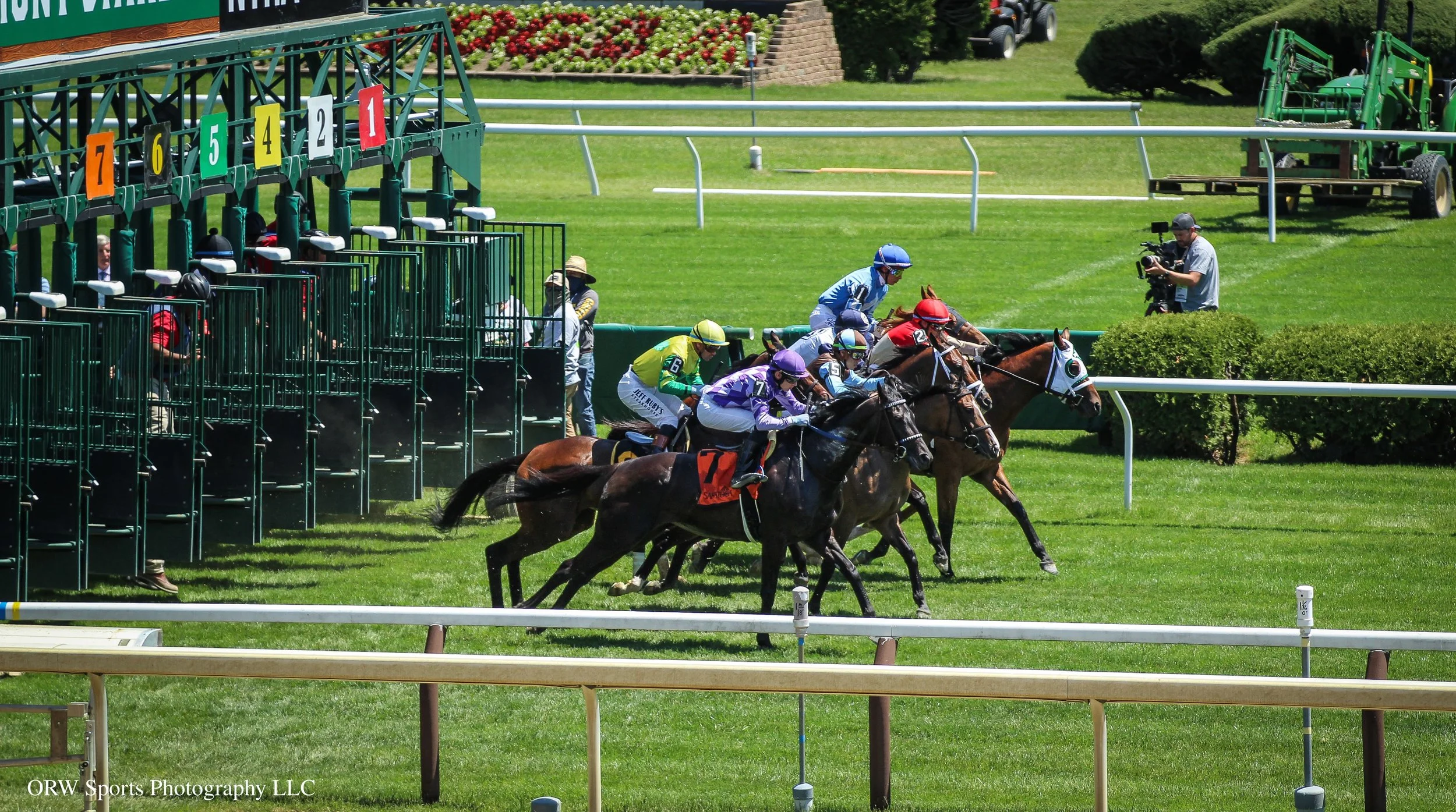 And they're off in the Mount Vernon Stakes