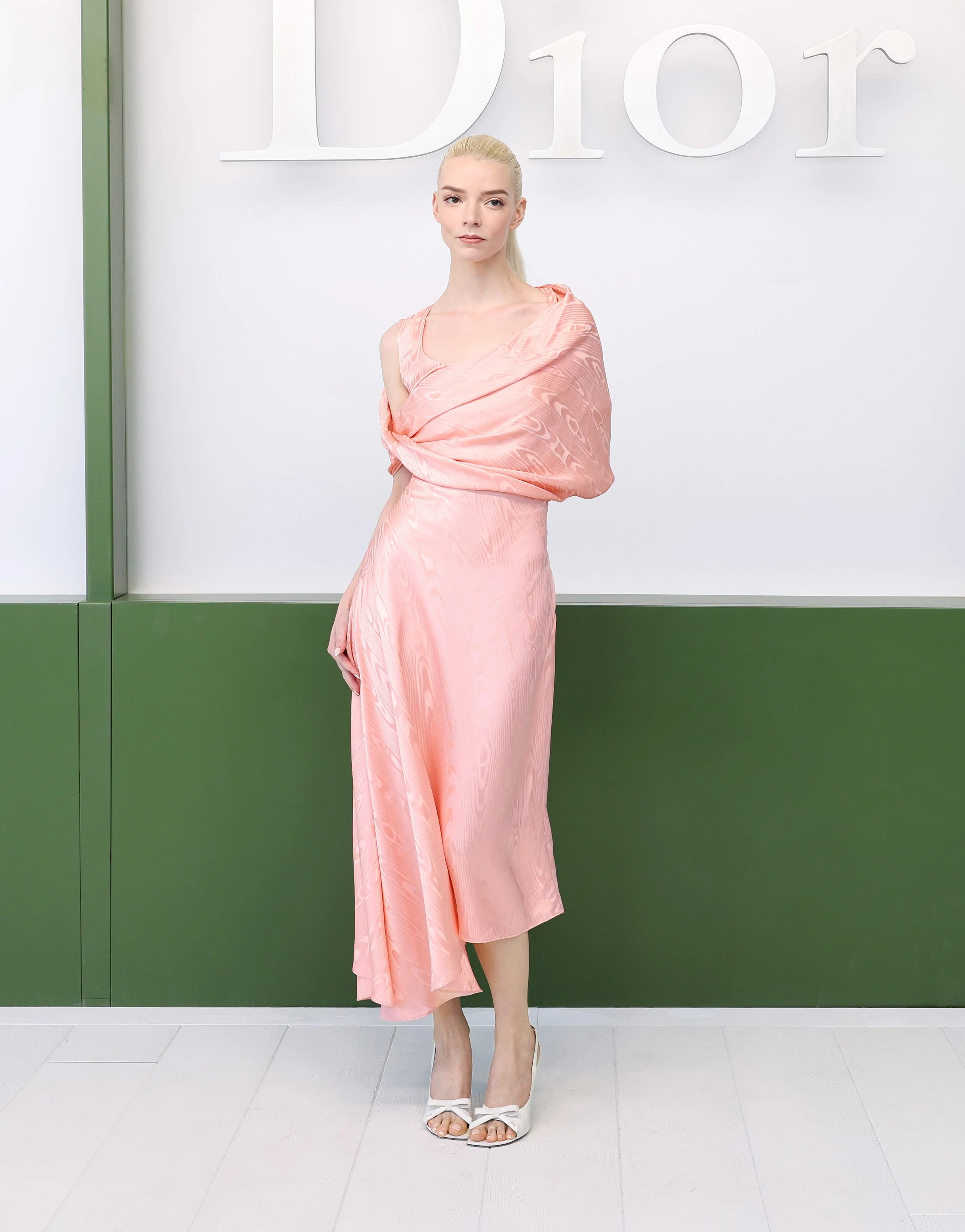 9_DIOR_MODE_FEMME_AUTUMN_WINTER_2026_2027_STARS_IN_DIOR_ANYA_TAYLOR-JOY.jpg