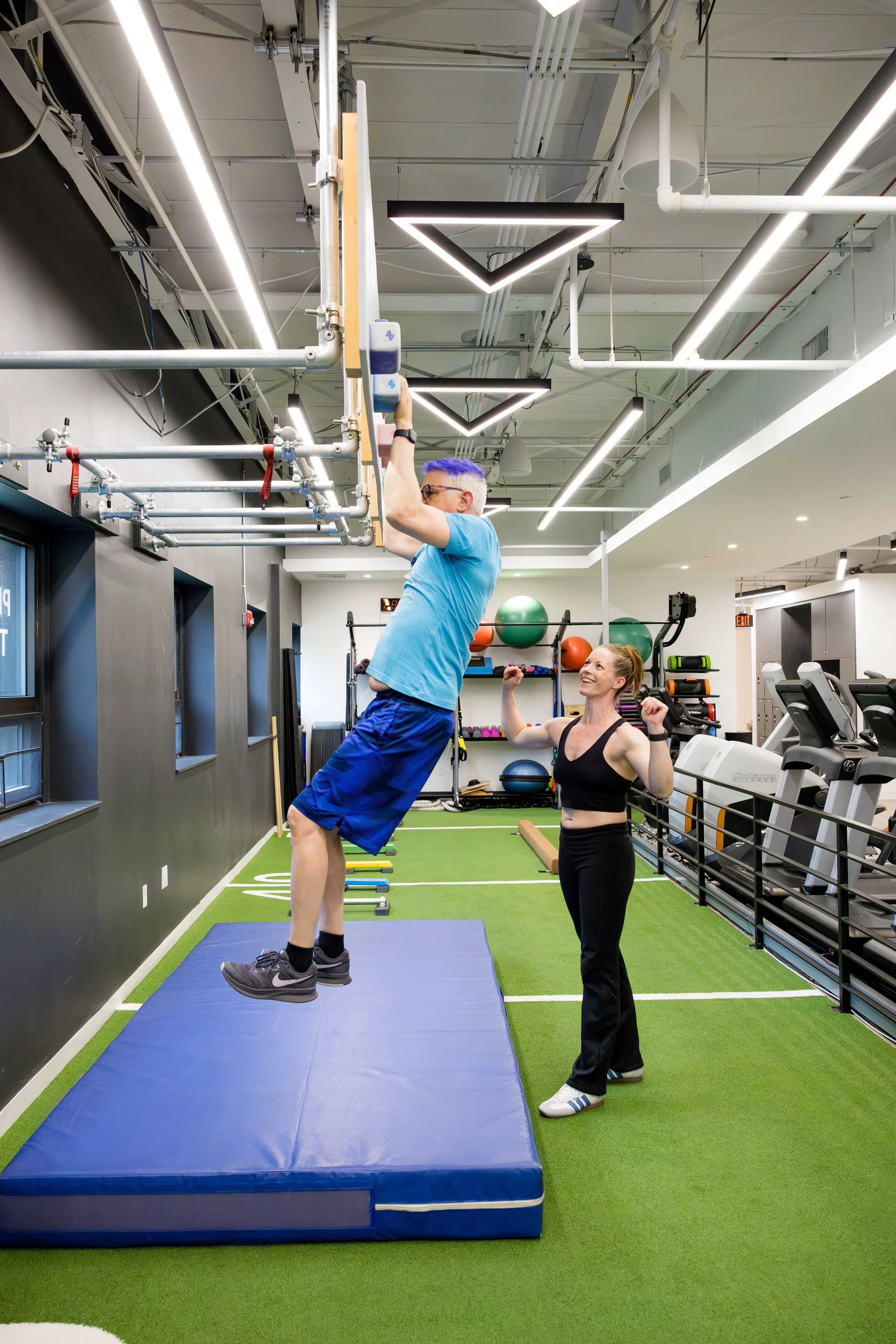 mia lazarewicz personal trainer for a client doing ninja warrior at amplify fitness