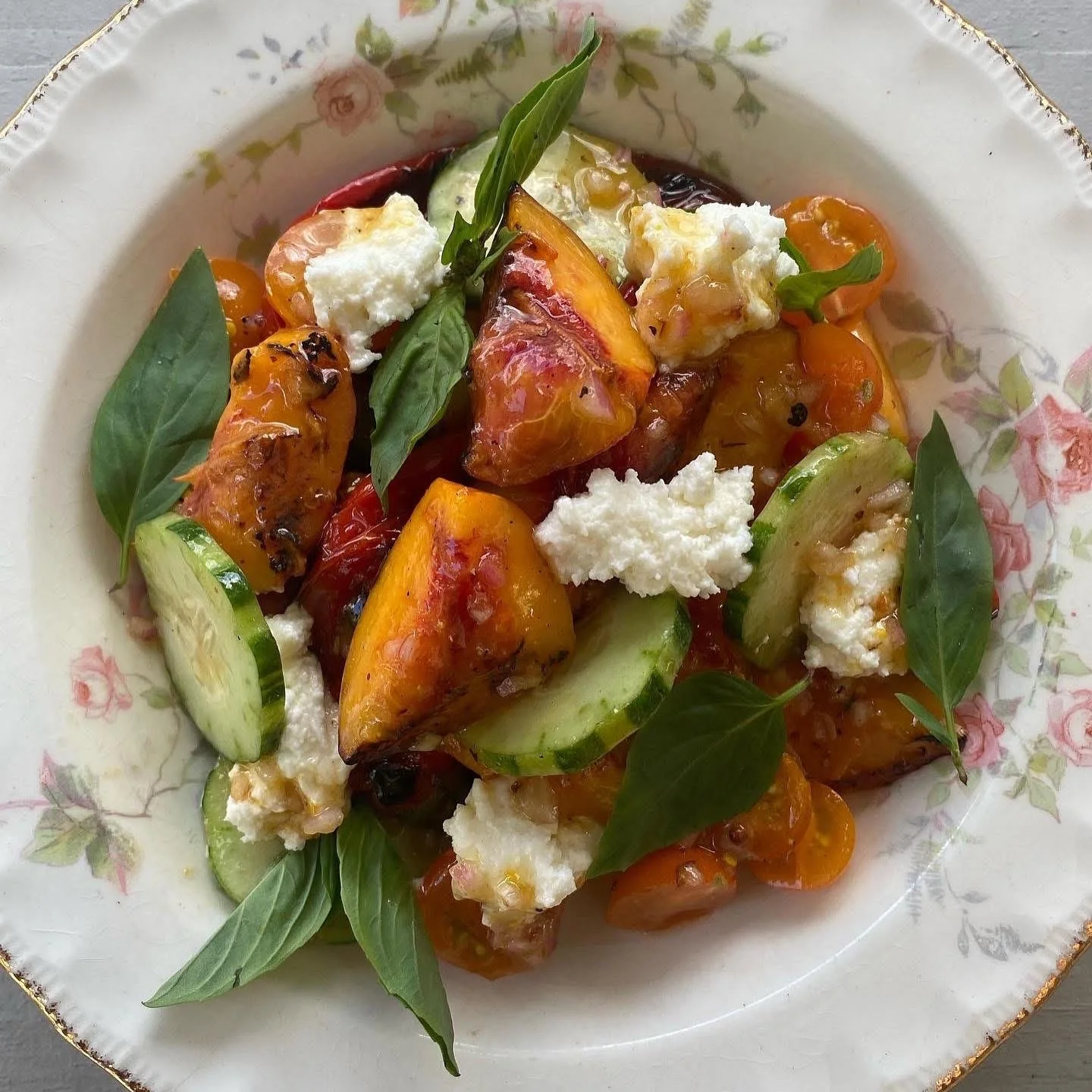 The dog days of peach season.

Local texas peach, formage blanc, cucumber, cherry tomato, and garden basil, tossed in a shallot vinaigrette.

#dancingcricket #atxfoodie #privatechef