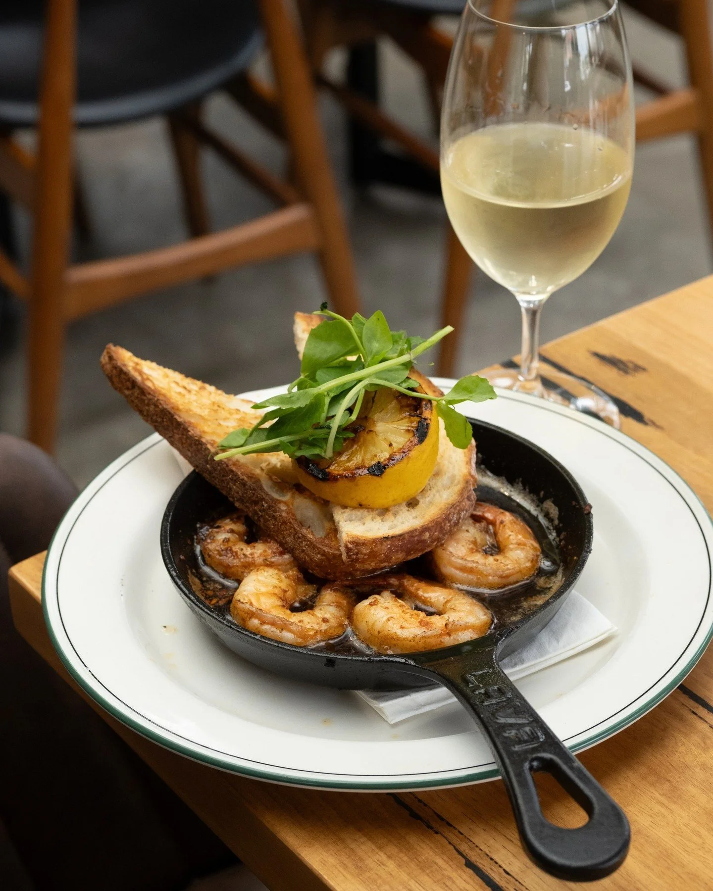 Joining us for Happy Hour and feeling a bit snacky?

Try our Prawns Gambas with sizzling prawns, paprika, chilli, charred lemon and sourdough toast. It's the perfect companion to a glass of crisp white wine. 

Treat your tastebuds to some springtime 