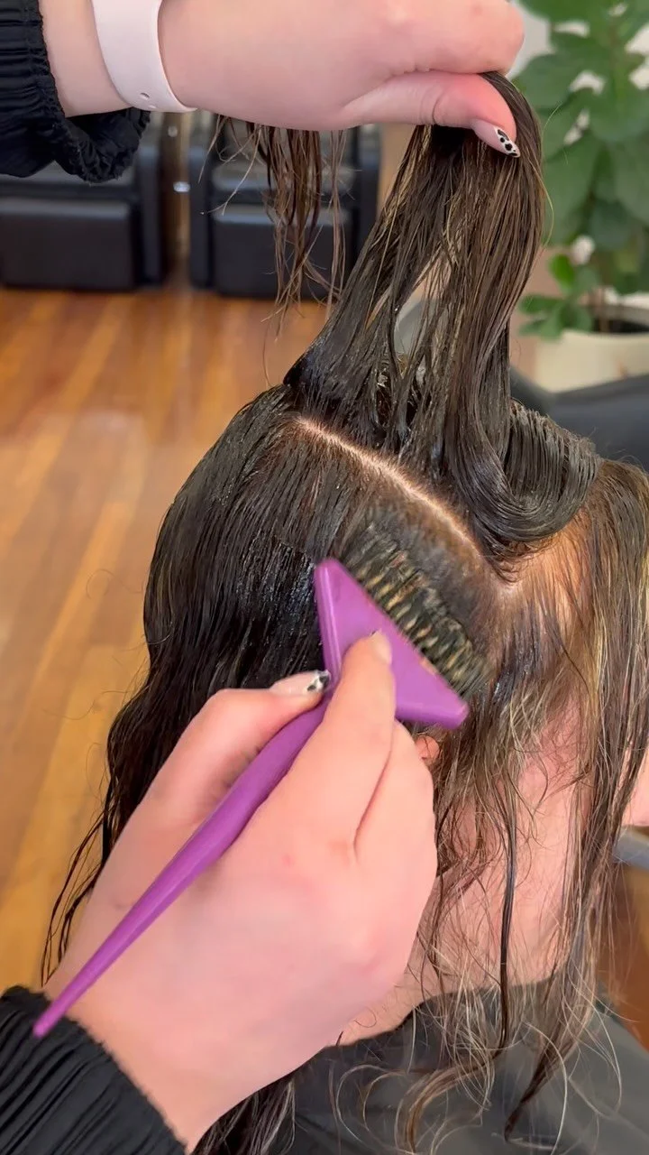Redken Shades EQ Gloss isn’t just a toner β¨ it refreshes, enhances, or corrects your shade while adding incredible shine. Think of it as a “top coat” for your hair: it evens out color, boosts vibrancy, and leaves your strands silky