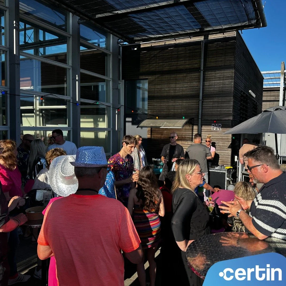 Wat hebben we genoten van het Certin Zomerevent! 🌞 
Van heerlijke hotdogs tot de lekkerste cocktails, alles was tot in de puntjes geregeld. We hebben gelachen, gedanst en uit volle borst meegezongen op de beste tunes. Wat een sfeer! 🎶

Ik kan nu al