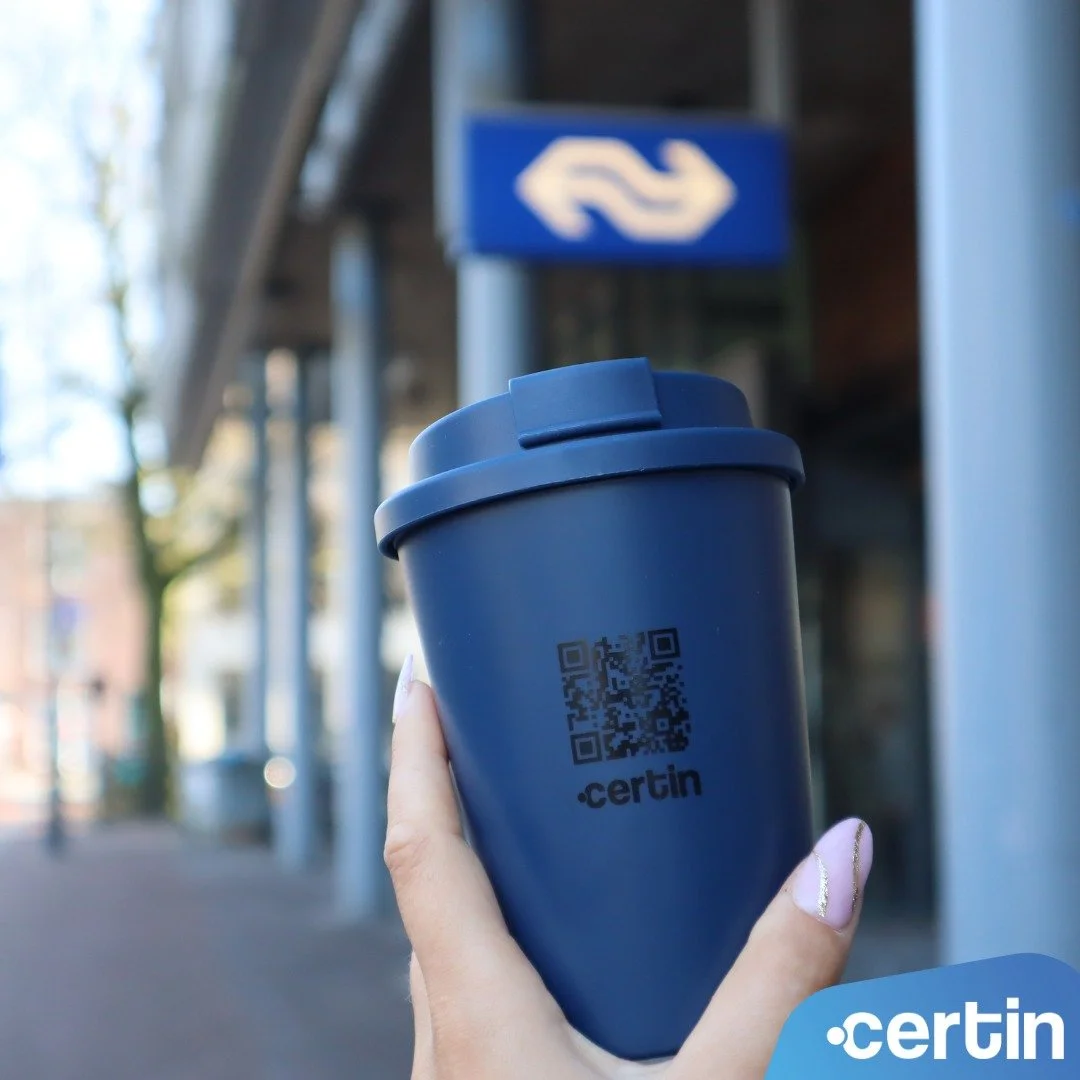 Met dit heerlijke weer is er &eacute;&eacute;n ding n&oacute;g belangrijker dan de zon genieten: goed gehydrateerd blijven! En dat doe je natuurlijk het allerleukst met een Certin beker in je hand. 🌞🥤

#werkenbijCertin #vacature #carri&egrave;rekan