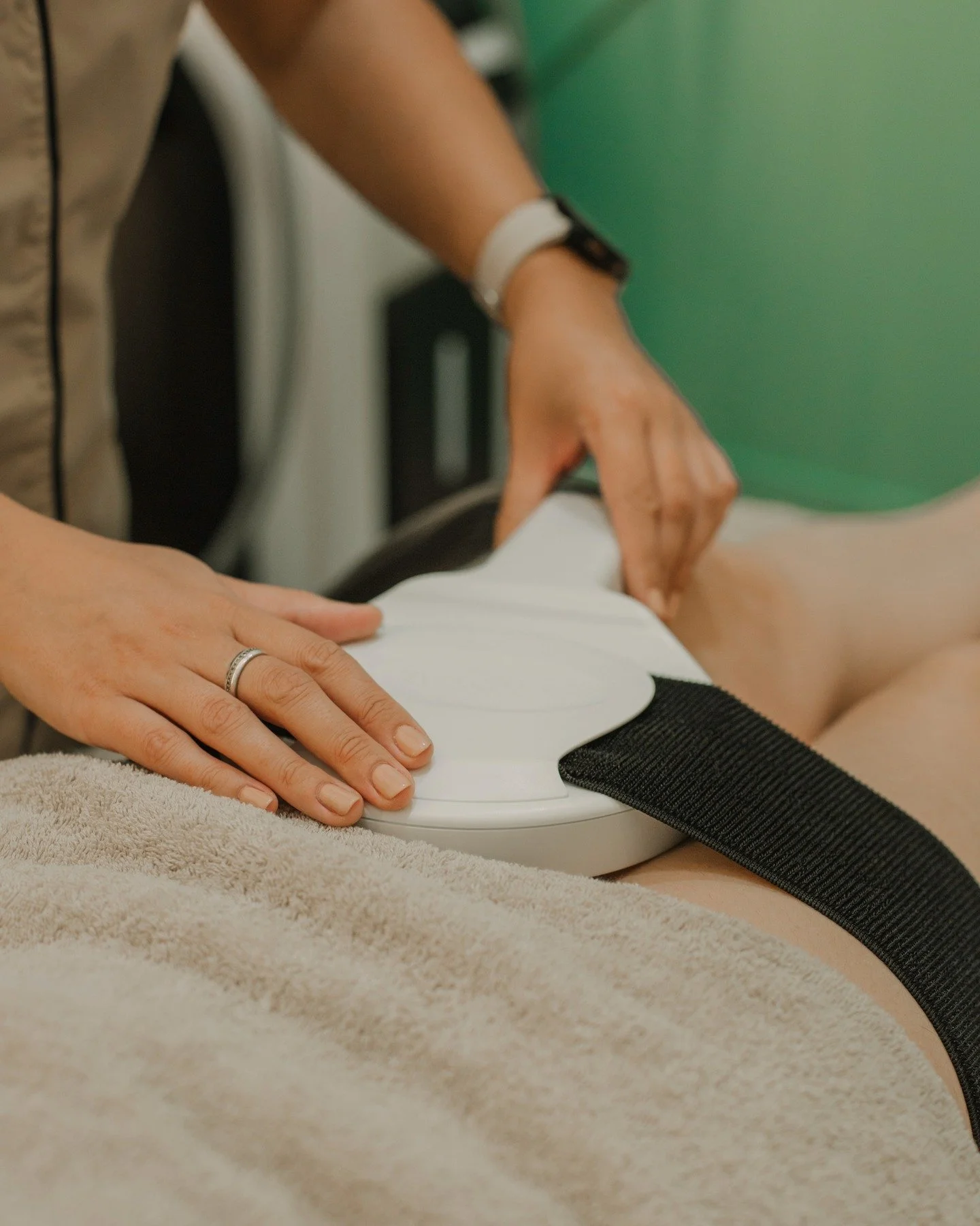 Stimuler le muscle sans bouger ?

Les ondes d&rsquo;&eacute;lectrostimulation d&eacute;clenchent des contractions musculaires cibl&eacute;es, permettant de travailler la tonicit&eacute; sur des zones sp&eacute;cifiques.

➡️ Ce traitement peut s&rsquo