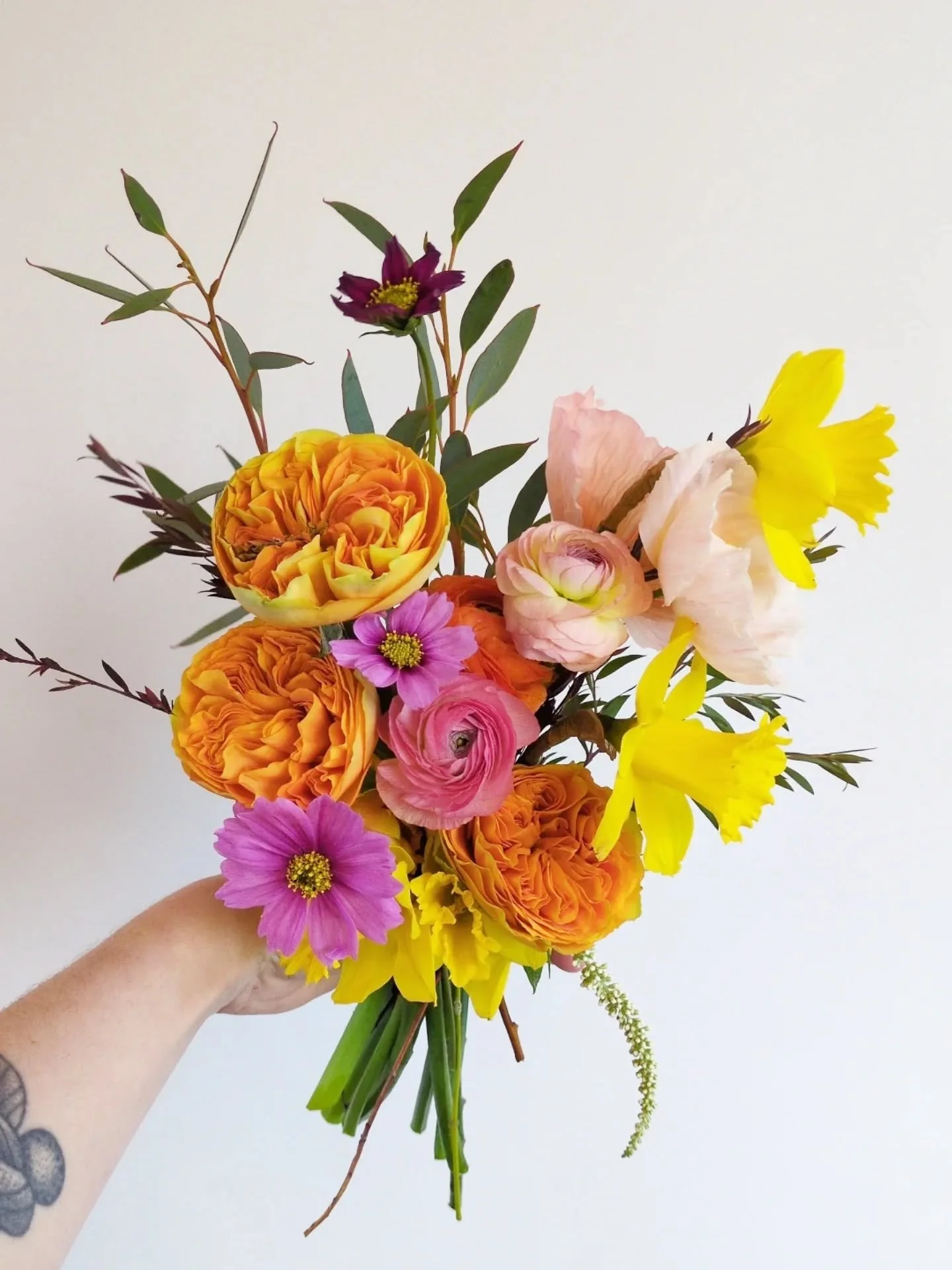 Some August moments 🌿🩷...

1. a little posy made from leftover wedding flowers
2. 5am wedding day selfie ✨
3. freelancing for @prospectorstudio 
4. my camera roll after a trip to Muogomarra NP
5. on the corporate run for @twigandvine_flowers 
6. fl