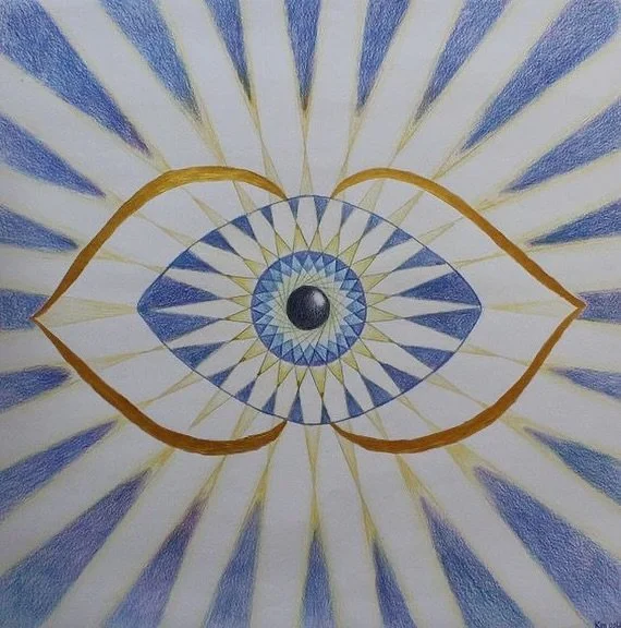 Das Dritte Auge ist unser 6. Energiezentrum und geh&ouml;rt somit zu unseren h&ouml;heren Zentren. Hier wird die Energie feinstofflicher und bezieht sich sehr auf unseren Geist. 

Unsere Gedanken zu beobachteten kann uns viele Hinweise drauf geben, w