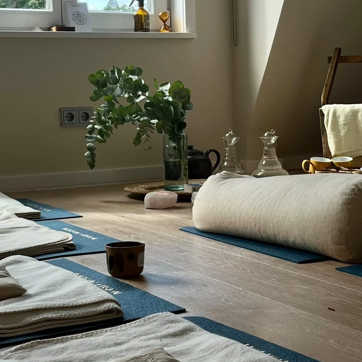 SOUL SESSION mit @monamie_hh 🥹🌬️🤍

What a beautiful day - es war wundervoll so viele tolle Frauen in diesen vier W&auml;nden zu begr&uuml;&szlig;en. Durch den Agem durften wir den Chakren neues Leben einhauchen und durch die Meditation die Transfo