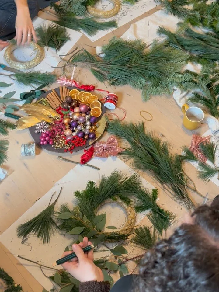 ADVENTSZEREMONIE 🎄🧑🏾&zwj;🎄🤍✨

Wow was f&uuml;r ein toller Tag! Zu sehen wie sich unsere R&auml;ume in eine Weihnachtswichtelfabrik verwandelt und all diese wundersch&ouml;nen Kunstwerke entstanden sind. Jeder einzelne ist wundersch&ouml;n und ge