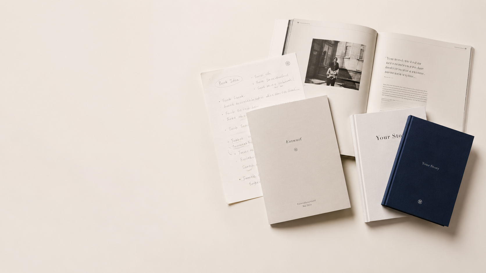 Mehrere offene Bücher, Notizpapier und Dokumente auf einem weißen Tisch, die Seiten enthalten Text und Bilder.