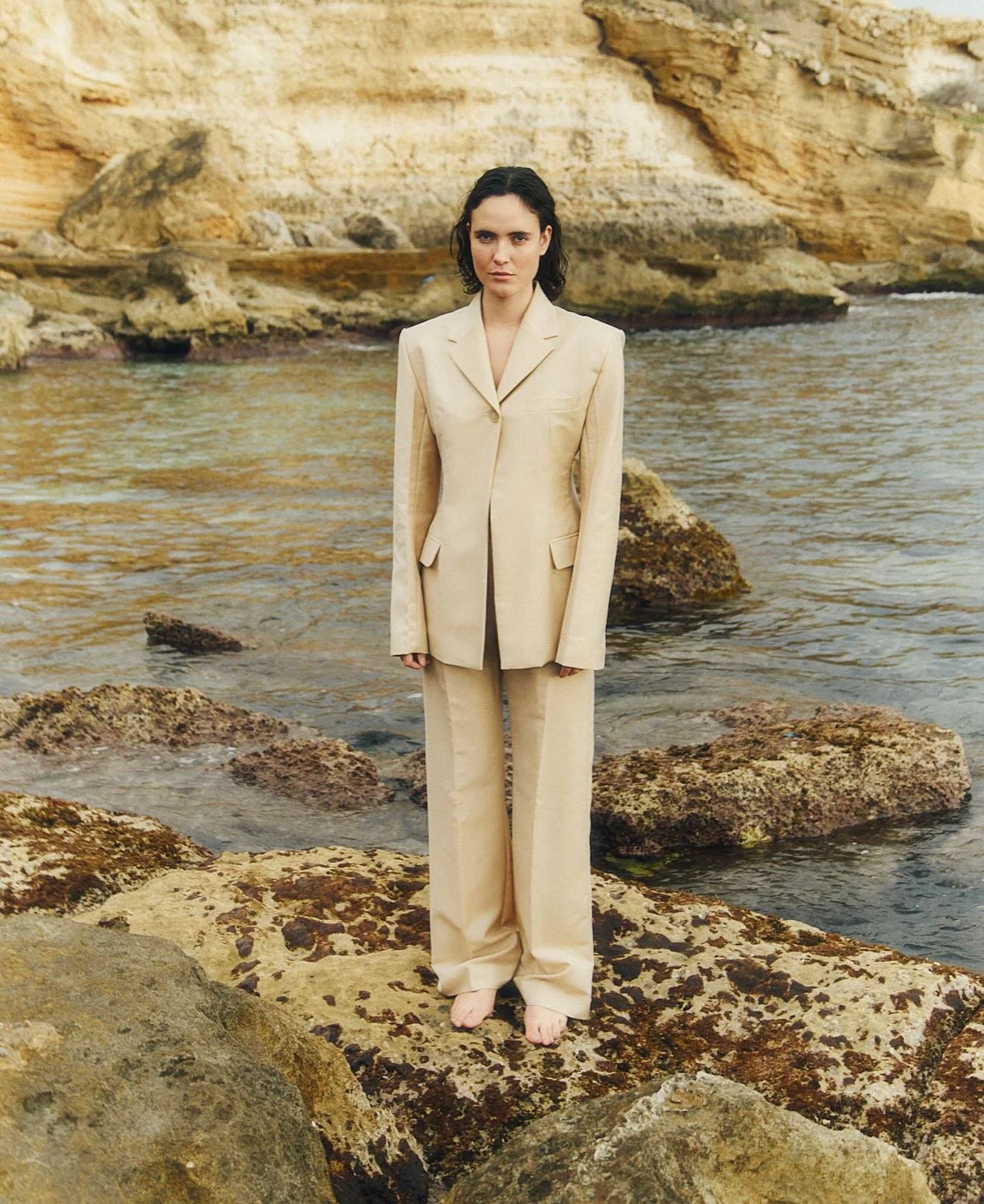 Basking in the final light of Autumn. Transitional layers, redefined &bull; @ladega__