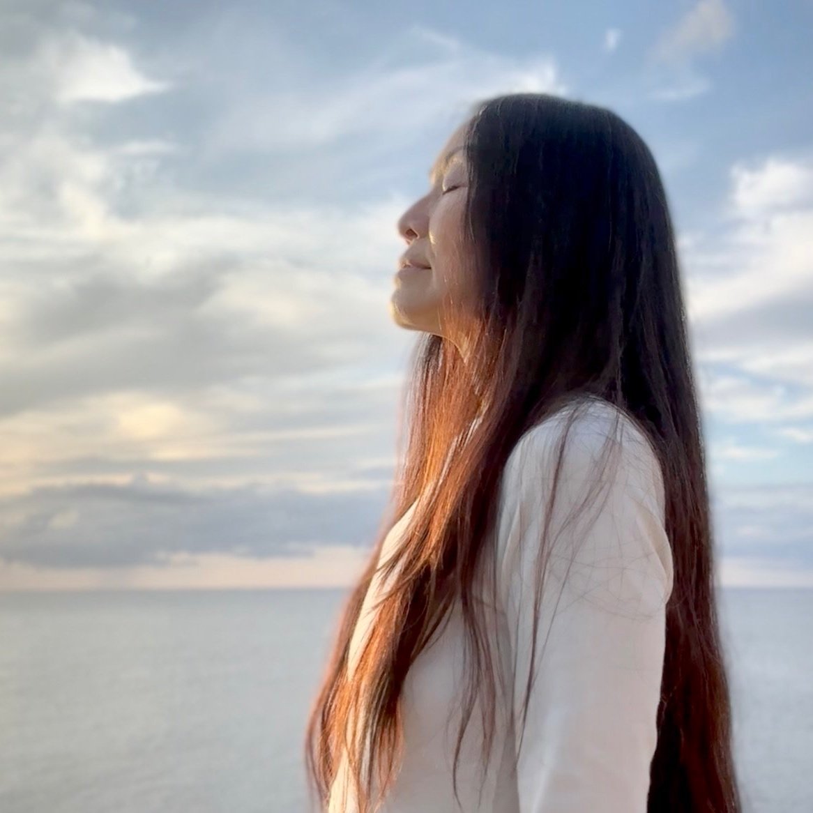 イビサを拠点に活動するサウンドヒーラー、ラルナの海辺でのポートレート