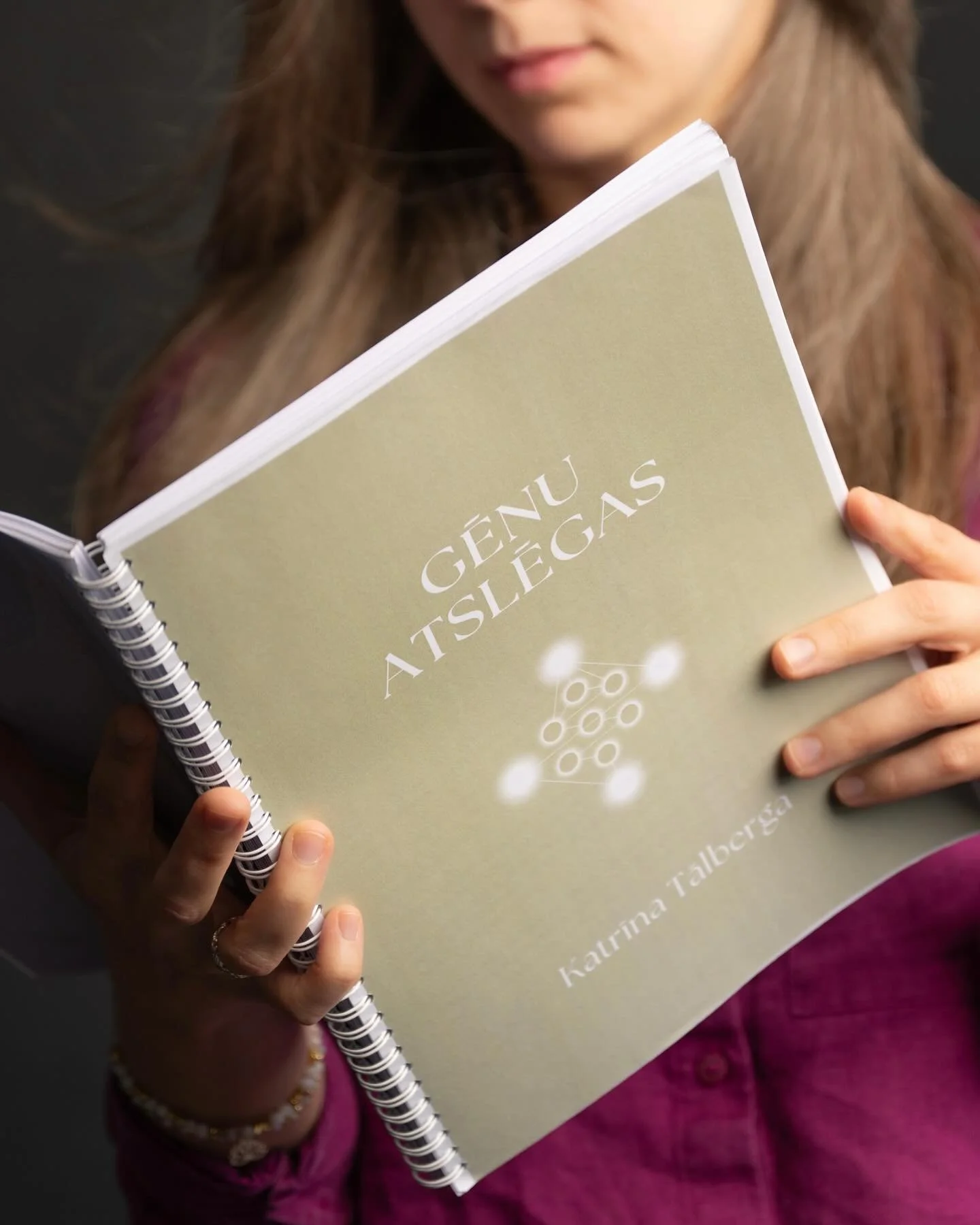 Gēnu atslēgu rokasgrāmata PDF formātā (100lpp) ir unikāli veidots pa&scaron;izziņas materiāls, kas balstīts uz Tavu Gēnu atslēgu karti dzim&scaron;anas brīdī. Tā sniedz dziļu ieskatu Tavās iedzimtajās kvalitātēs, potenciālā un iek&scaron;ējā Ģēnija c