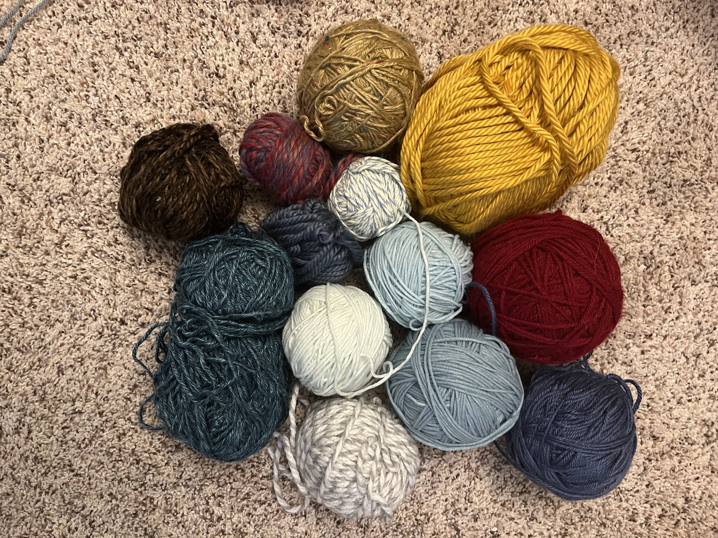 Various balls of yarn