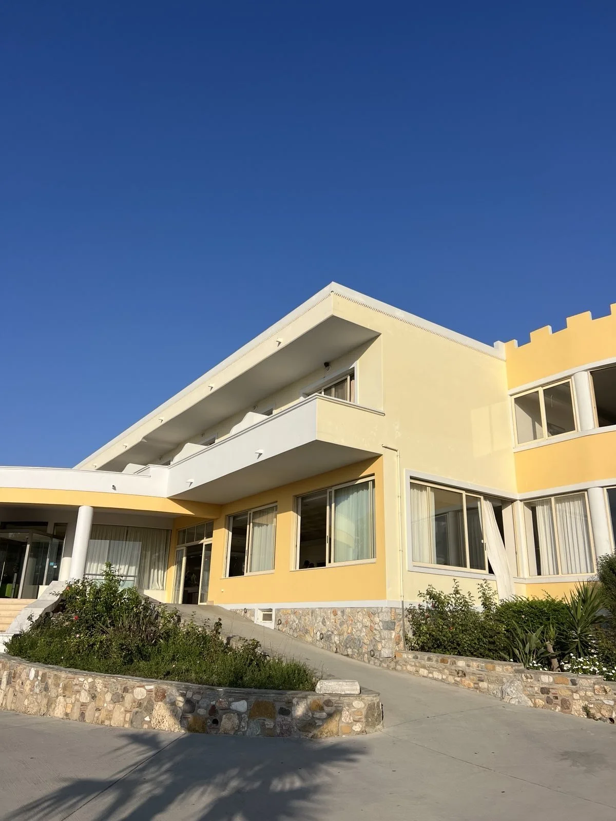 Χρωματισμοί + Ελαιοχρωματισμοί + Βάψιμο + Κατασκευαστικές εργασίες + Προσθήκες-μετατροπές + Ανακαινίσεις + Προσφορά έργου + Τροποποιήσεις + Επαγγελματικοί χώροι + Προσθήκες + Μετατροπές