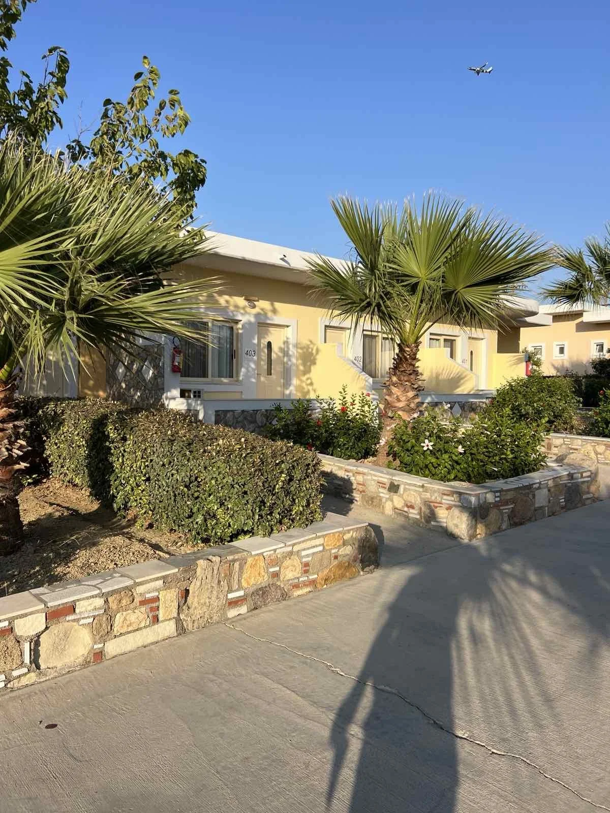 Χρωματισμοί + Ελαιοχρωματισμοί + Βάψιμο + Κατασκευαστικές εργασίες + Προσθήκες-μετατροπές + Ανακαινίσεις + Προσφορά έργου + Τροποποιήσεις + Επαγγελματικοί χώροι + Προσθήκες + Μετατροπές