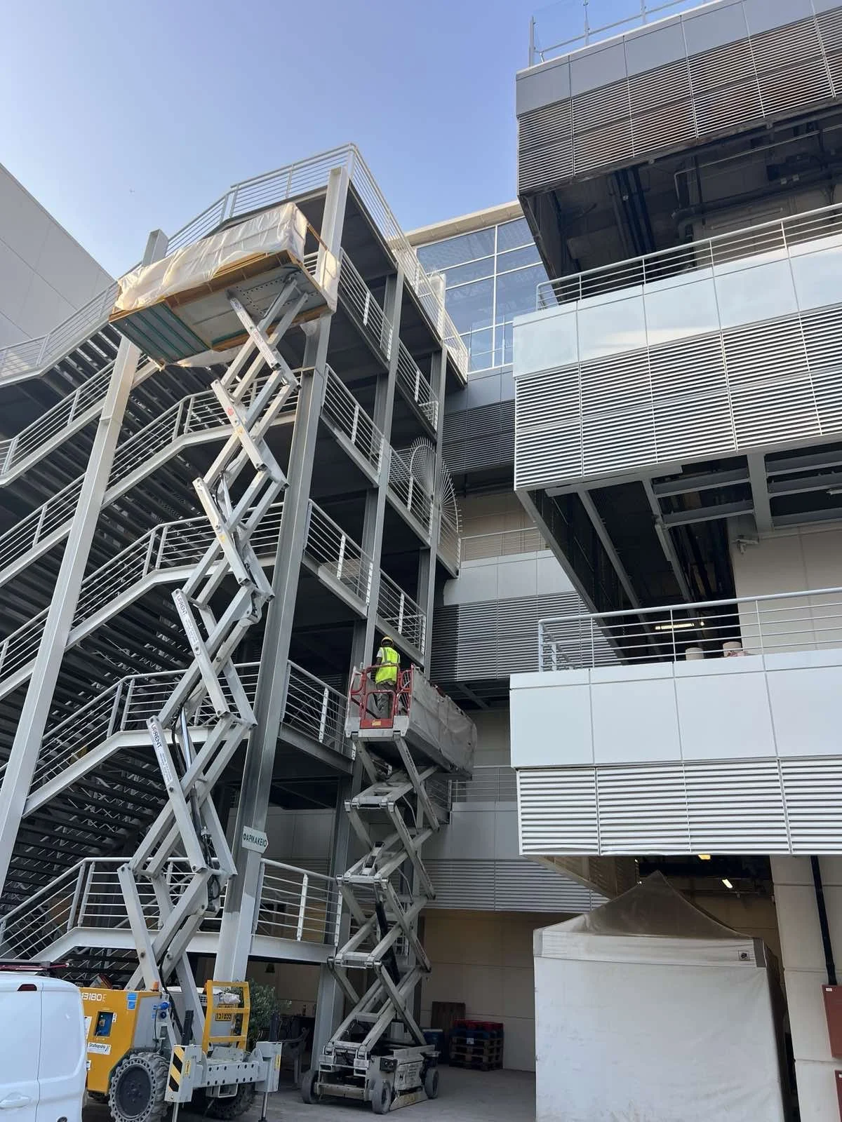 Χρωματισμοί + Ελαιοχρωματισμοί + Βάψιμο + Κατασκευαστικές εργασίες + Προσθήκες-μετατροπές + Ανακαινίσεις + Προσφορά έργου + Τροποποιήσεις + Επαγγελματικοί χώροι + Προσθήκες + Μετατροπές