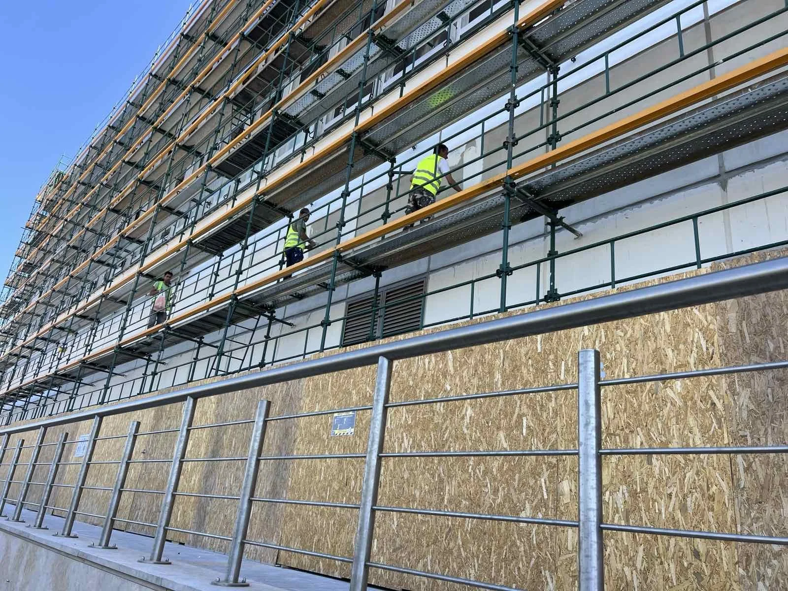 Χρωματισμοί + Ελαιοχρωματισμοί + Βάψιμο + Κατασκευαστικές εργασίες + Προσθήκες-μετατροπές + Ανακαινίσεις + Προσφορά έργου + Τροποποιήσεις + Επαγγελματικοί χώροι + Προσθήκες + Μετατροπές