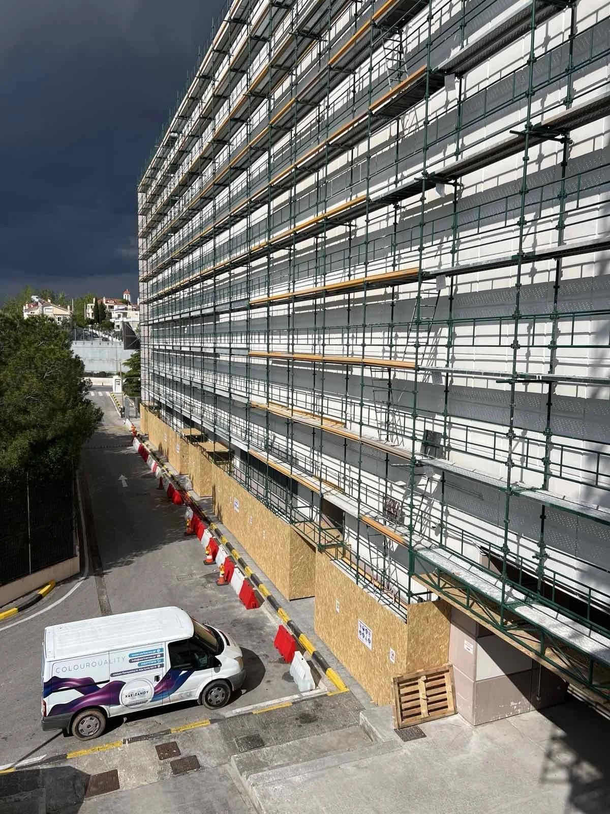 Χρωματισμοί + Ελαιοχρωματισμοί + Βάψιμο + Κατασκευαστικές εργασίες + Προσθήκες-μετατροπές + Ανακαινίσεις + Προσφορά έργου + Τροποποιήσεις + Επαγγελματικοί χώροι + Προσθήκες + Μετατροπές