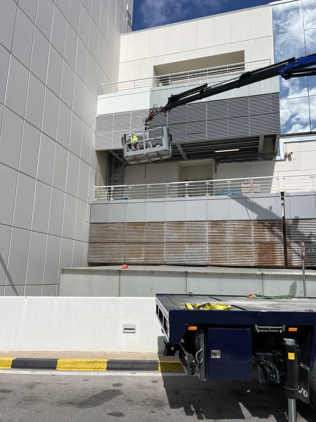 Χρωματισμοί + Ελαιοχρωματισμοί + Βάψιμο + Κατασκευαστικές εργασίες + Προσθήκες-μετατροπές + Ανακαινίσεις + Προσφορά έργου + Τροποποιήσεις + Επαγγελματικοί χώροι + Προσθήκες + Μετατροπές