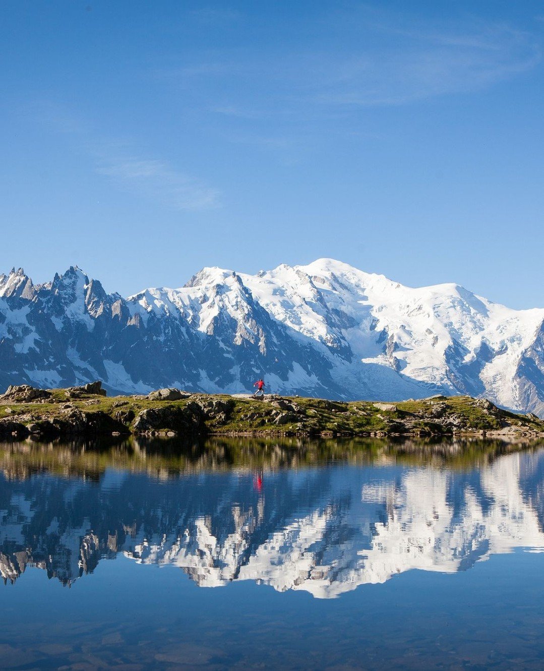 Throwback to my Chamonix training camp earlier -  with mighty Mont Blanc as the backdrop 🏔️ A true trail runner&rsquo;s paradise! 🏃&zwj;♂️🌴 Can&rsquo;t wait to hit those epic trails again 🙌🌲⁠
⁠
#ultrarun #ultrarunning #ultrarunner #trailrun #tra