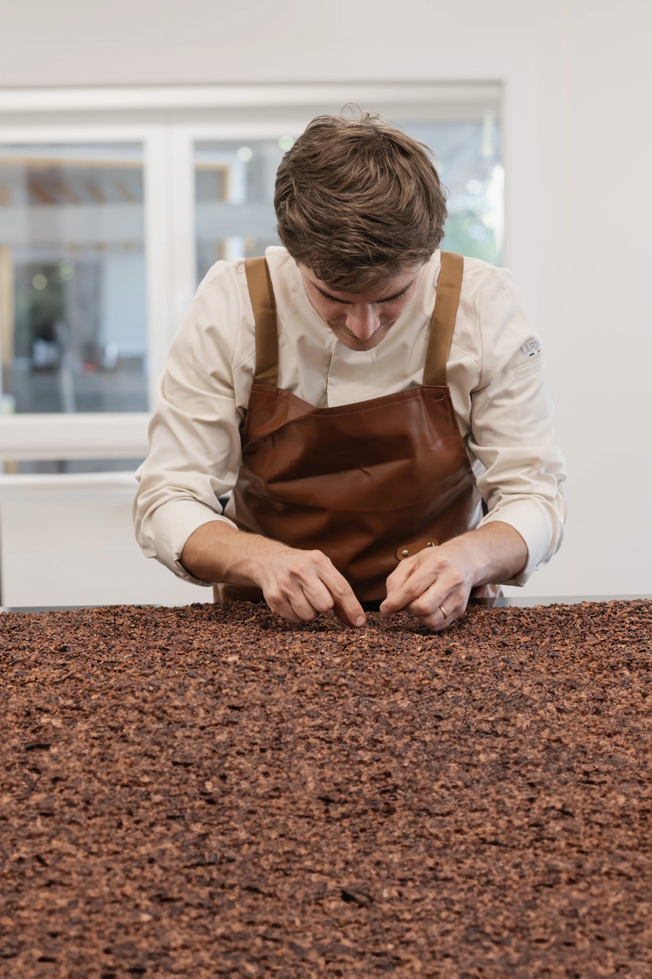 Chocolatier de Copo qui tri des fèves Cacao