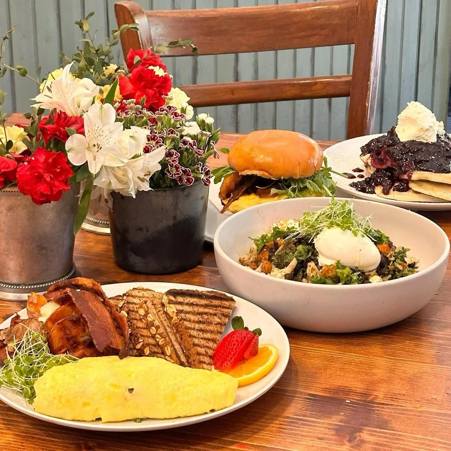 Did someone say breakfast? 👀 Our chefs have crafted a delightful new menu, available every day of the week starting next Monday! Get ready for mouth-watering breakfast dishes. Stay tuned! 🥓🥞