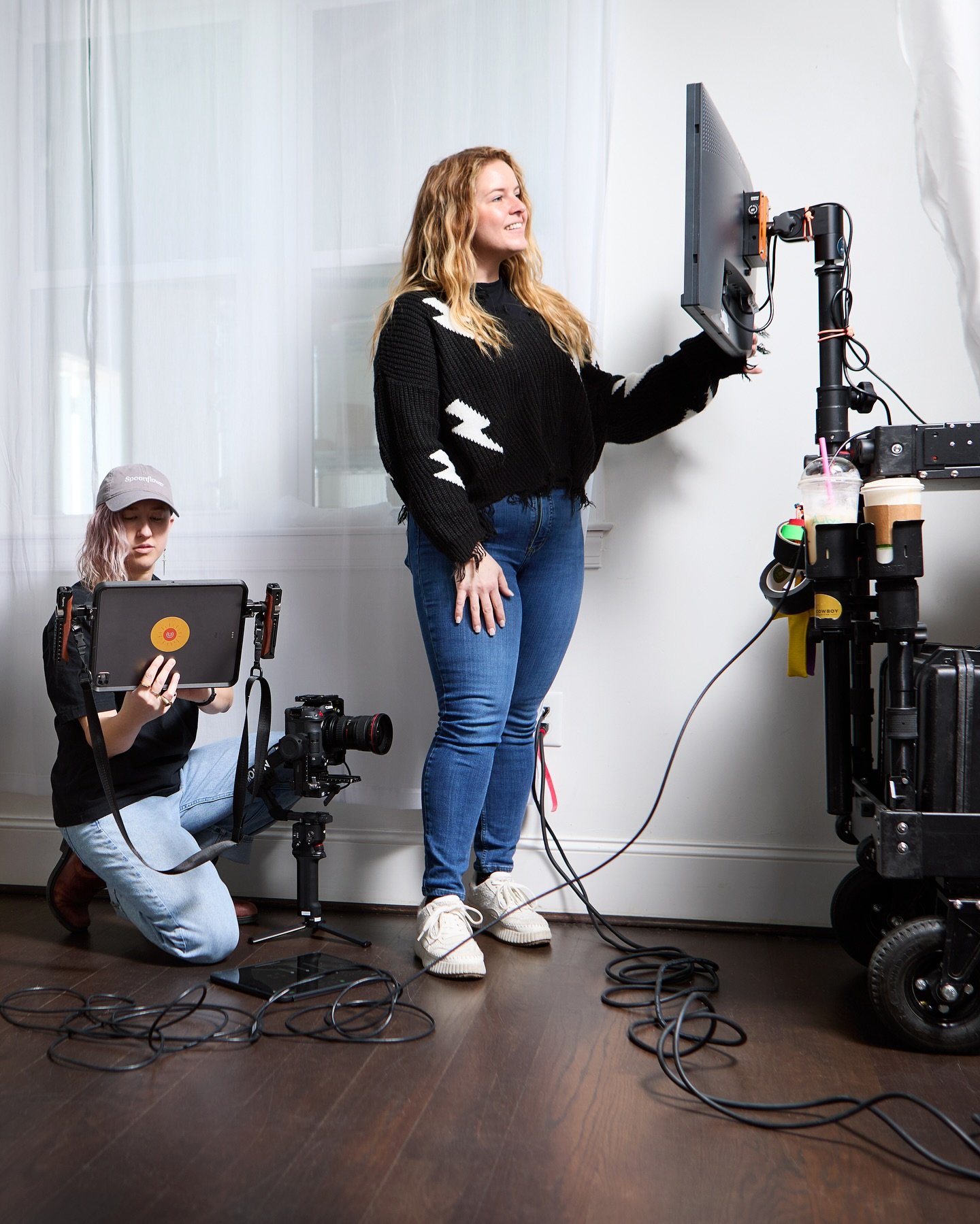 Shining bright on a recent shoot with @theshootingbeauty for @spoonflower 🌱
#inovativambassador 

🤠Digi tech @ambertookit
🤠Video @mollybrock777 
🤠BTS @irene_onthescene