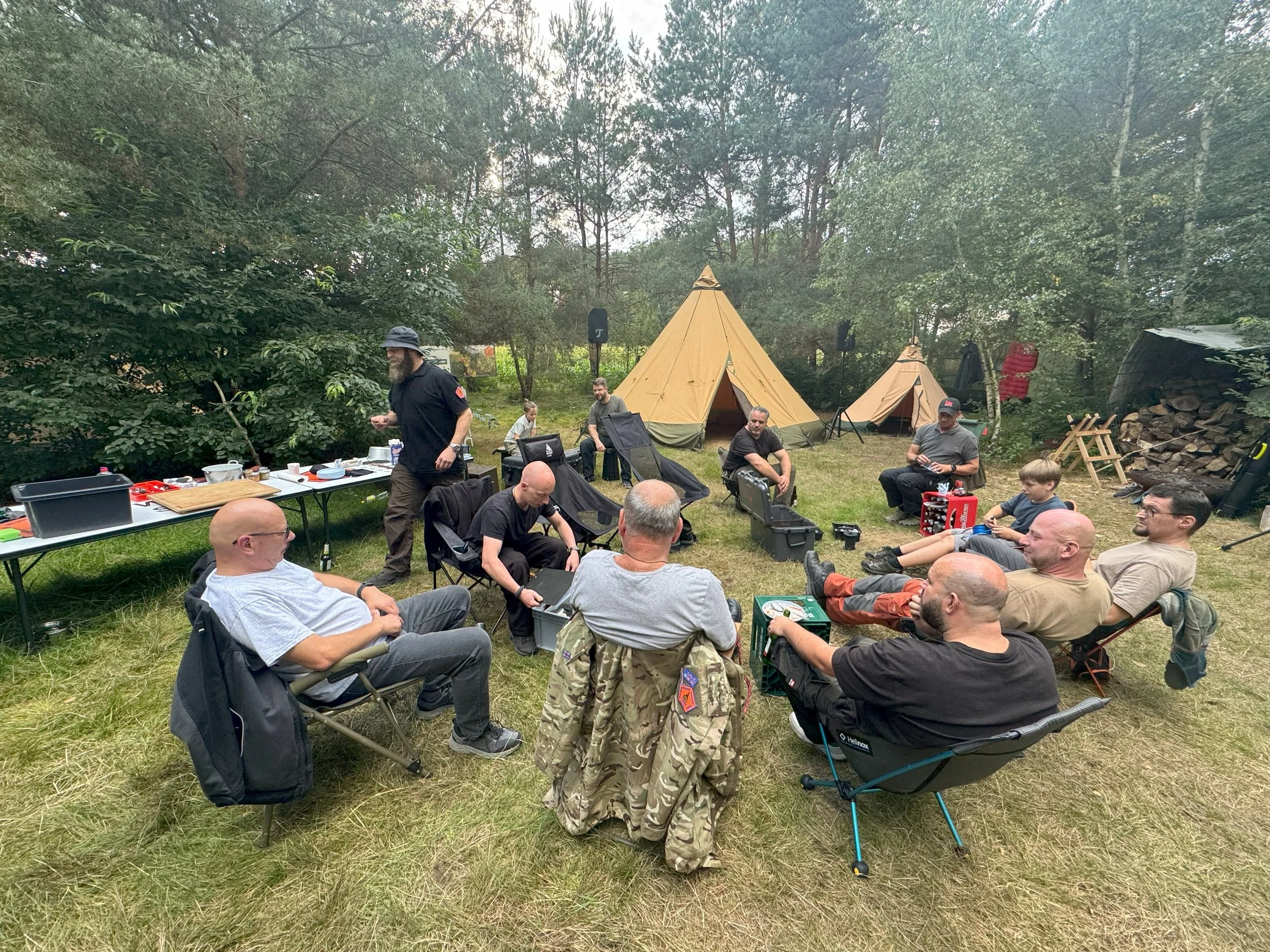 Teilnehmer am Lagerfeuer.jpg