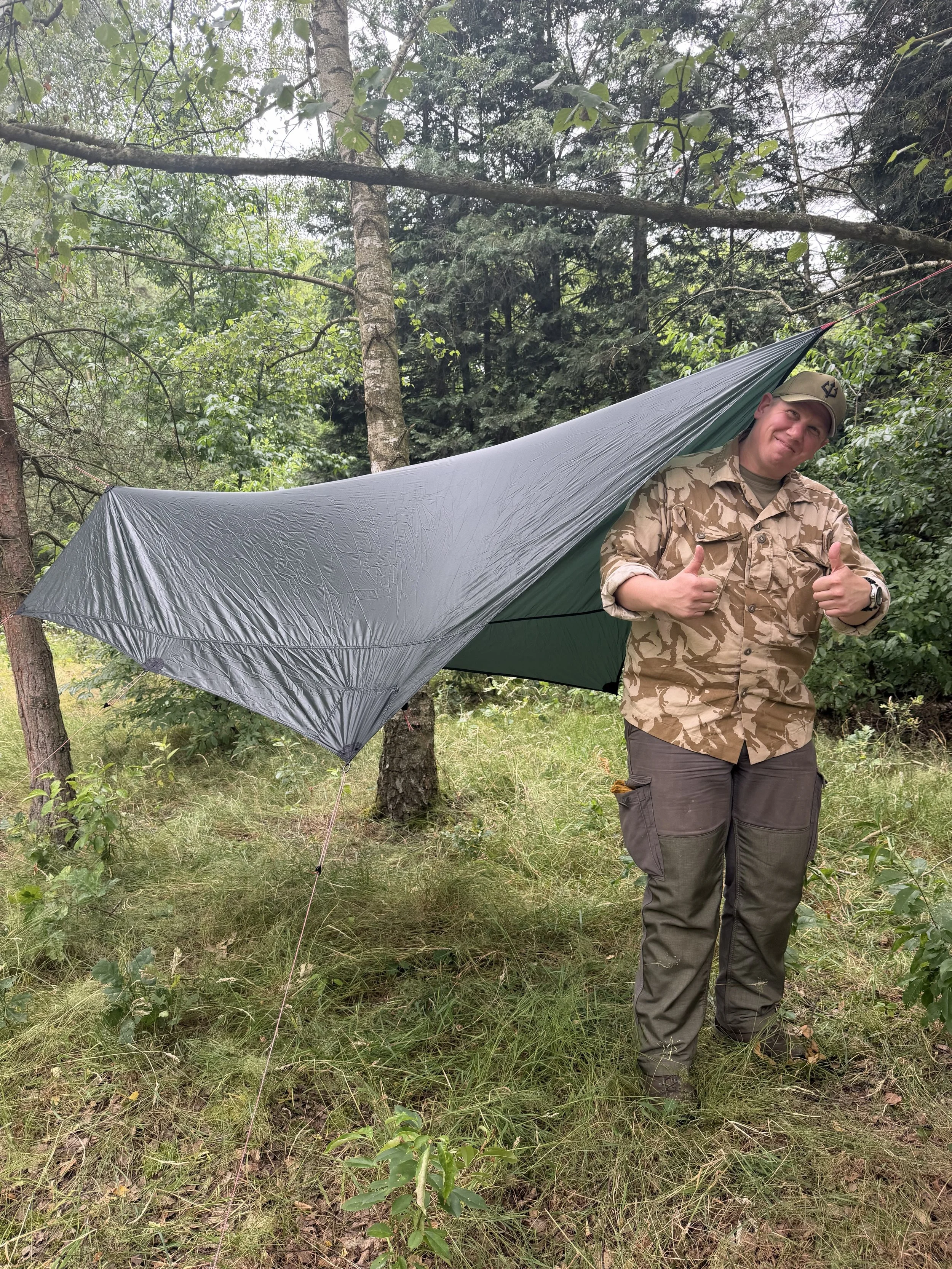 Teilnehmer hat ein Tarp gespannt.jpg