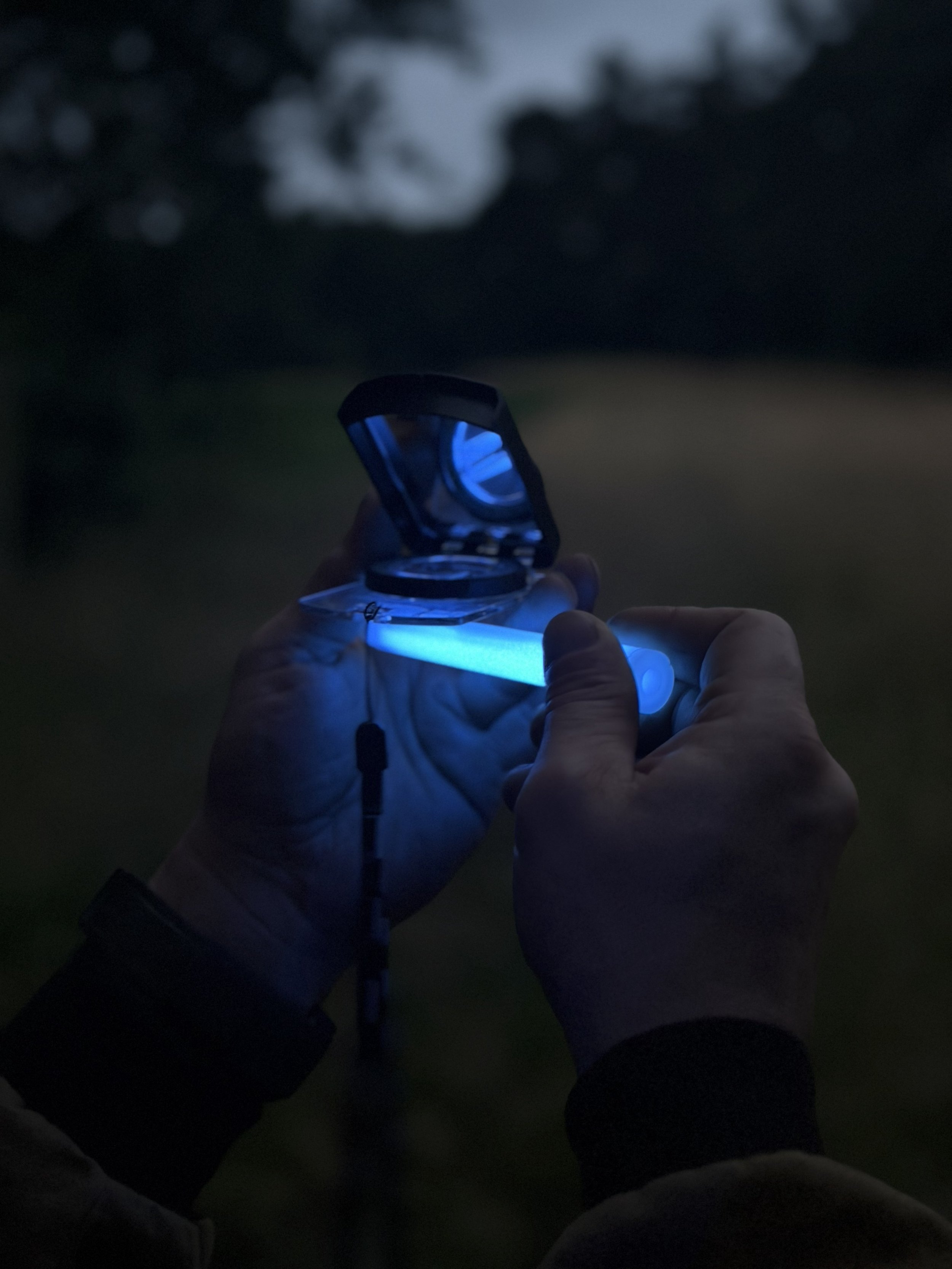 Kompass und Knicklicht bei Nacht Detail.jpg
