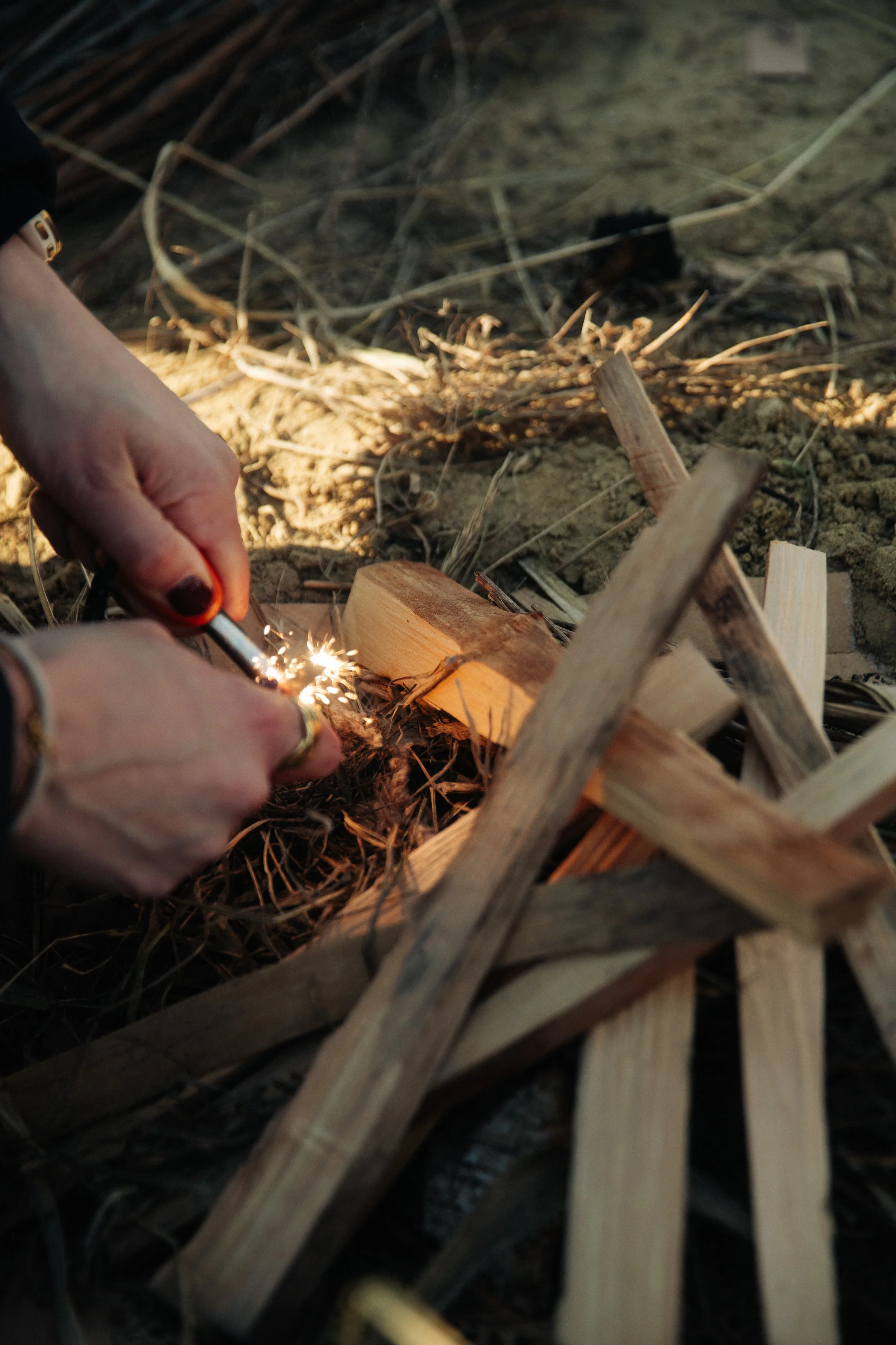 Teilnehmer zündet ein Feuer.JPEG