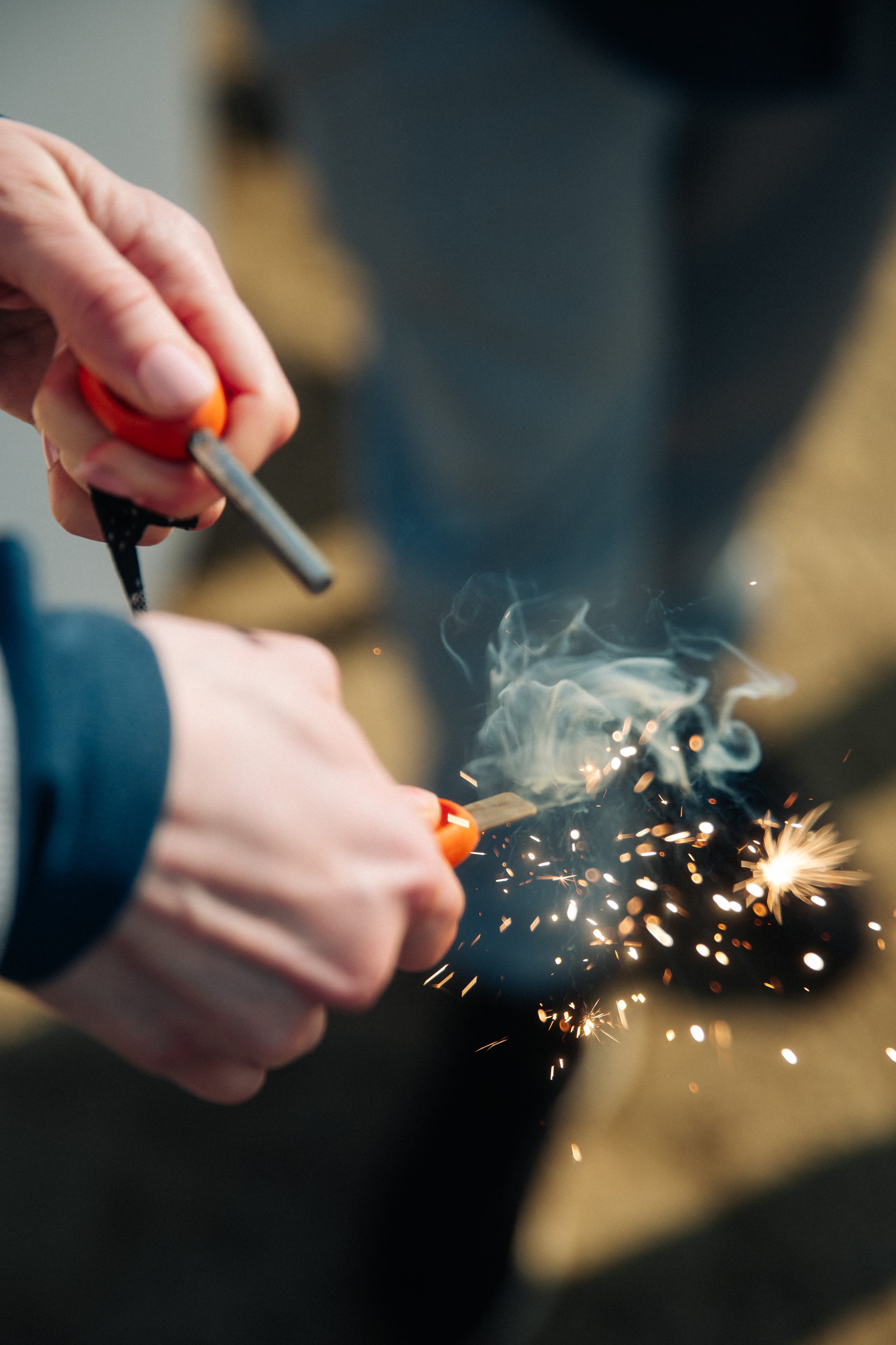 Teilnehmer macht funken mit einem Feuerstahl 2.JPEG